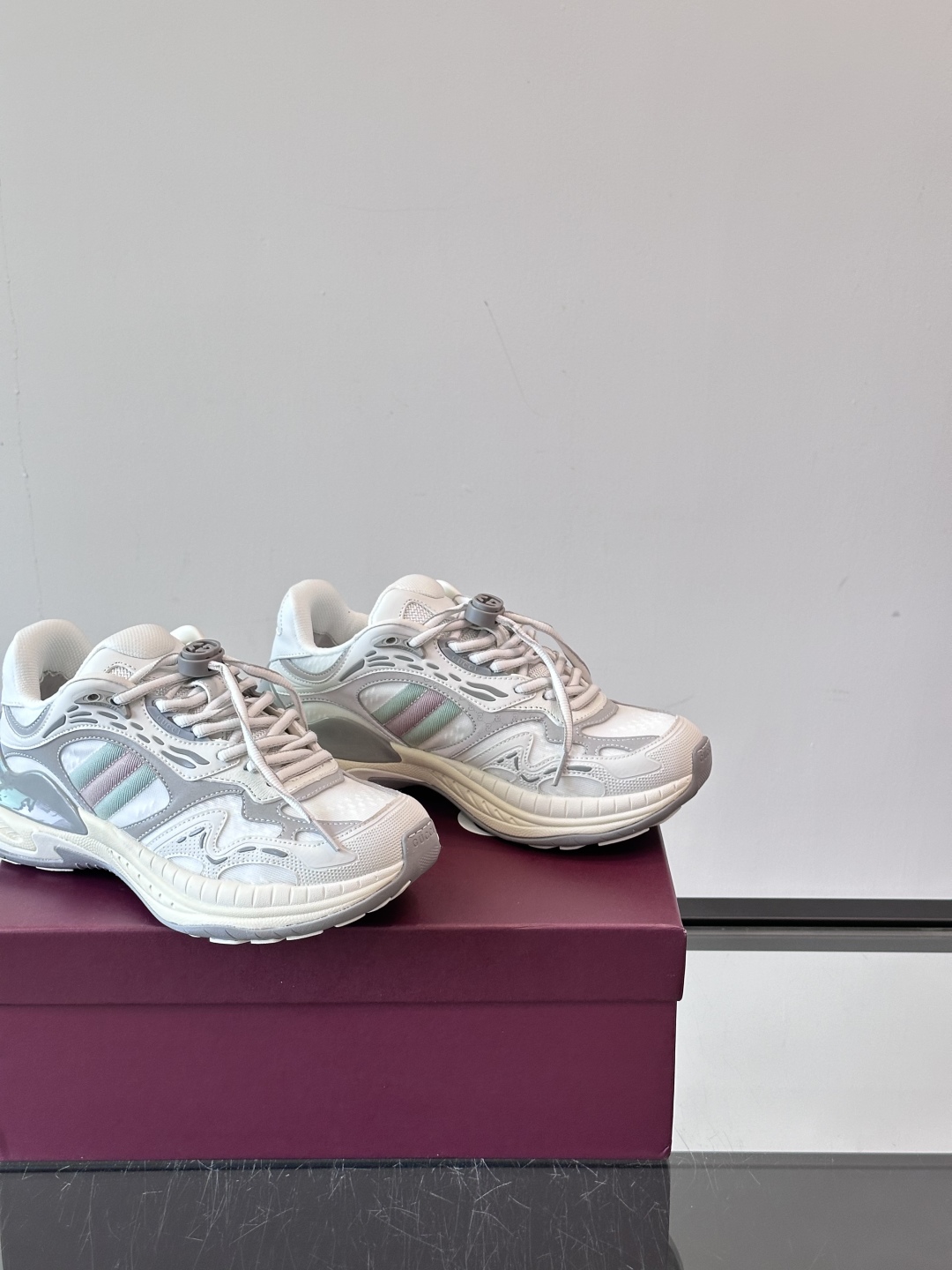 Gucci 2.0 以摩登美学重构经典织带条纹，搭载加厚EVA橡胶缓震底，立体廓形设计兼顾支撑力与穿着体
