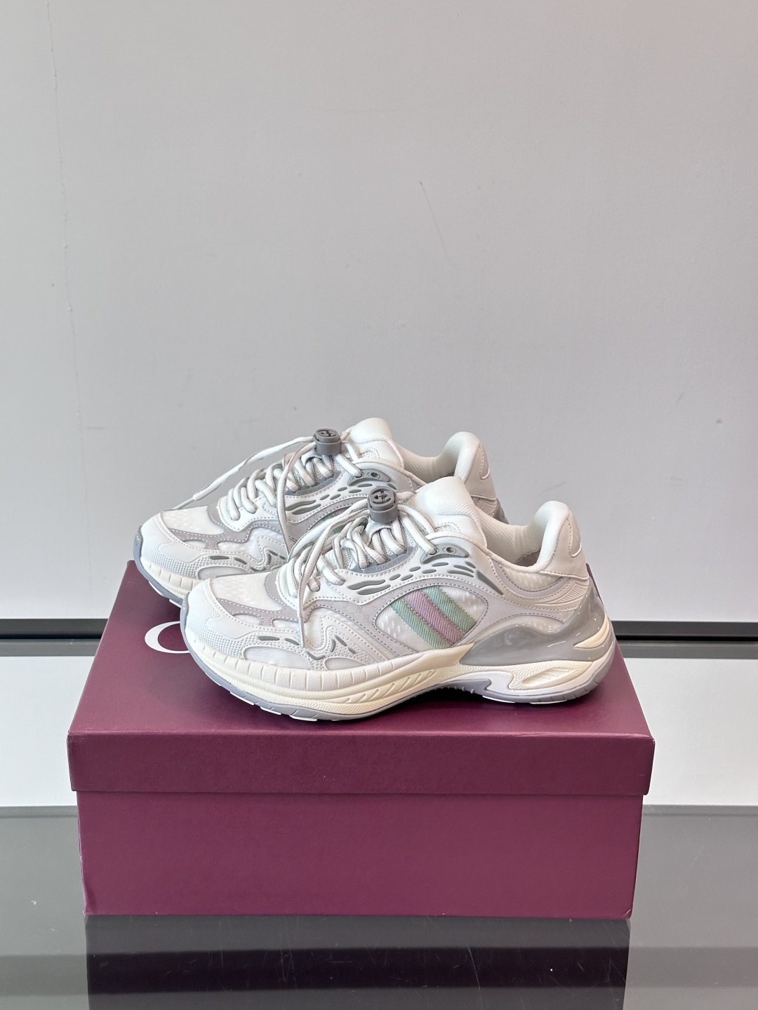 Gucci 2.0 以摩登美学重构经典织带条纹，搭载加厚EVA橡胶缓震底，立体廓形设计兼顾支撑力与穿着体