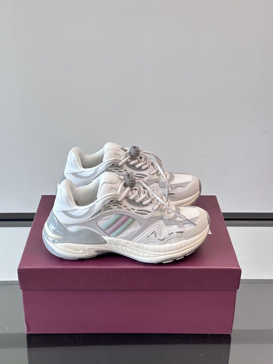 Gucci 2.0 以摩登美学重构经典织带条纹，搭载加厚EVA橡胶缓震底，立体廓形设计兼顾支撑力与穿着体