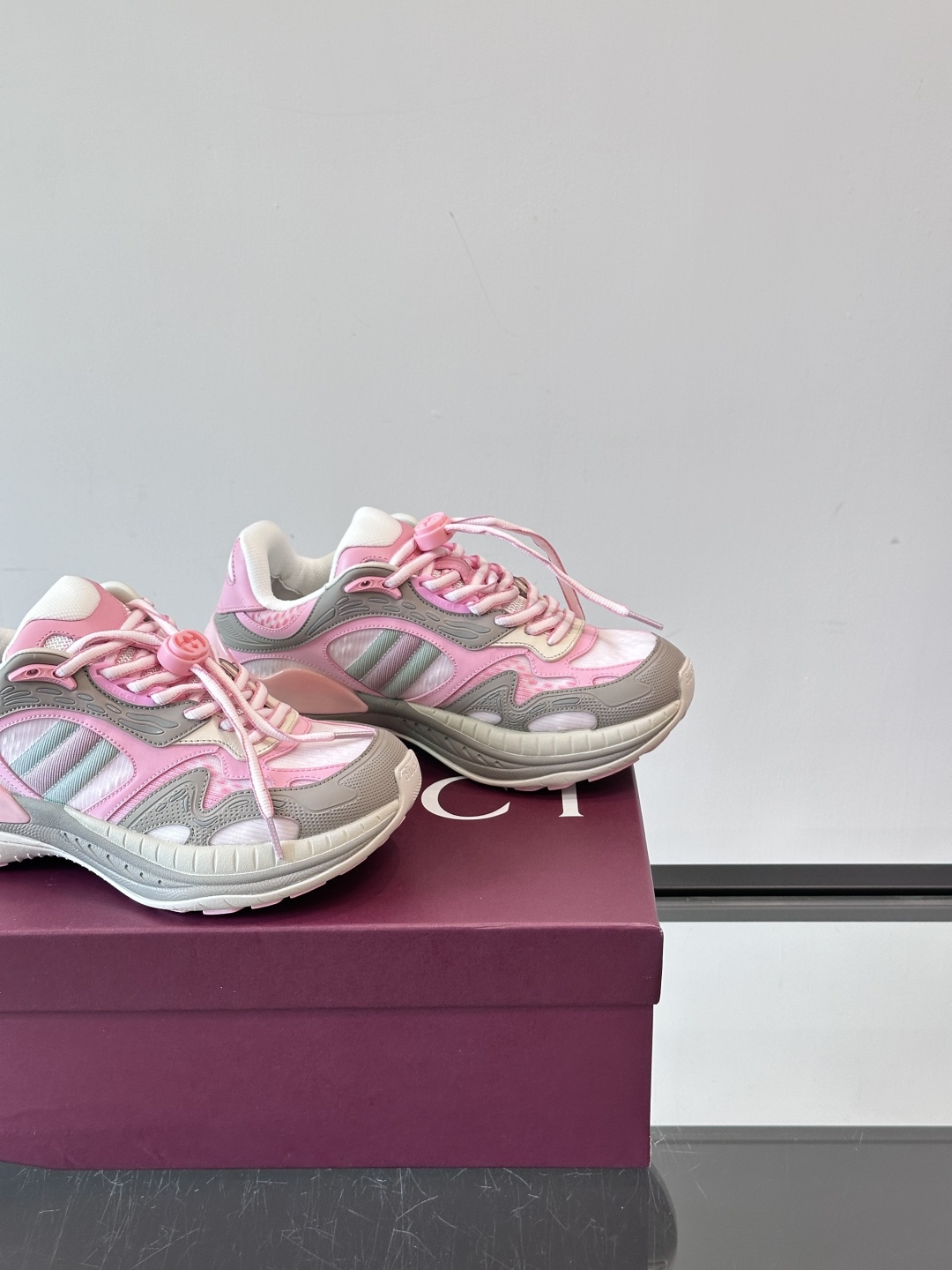 Gucci 2.0 以摩登美学重构经典织带条纹，搭载加厚EVA橡胶缓震底，立体廓形设计兼顾支撑力与穿着体