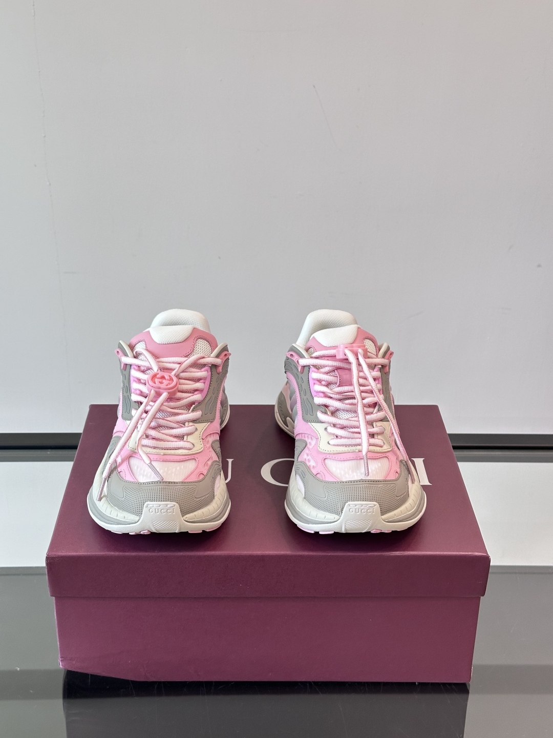 Gucci 2.0 以摩登美学重构经典织带条纹，搭载加厚EVA橡胶缓震底，立体廓形设计兼顾支撑力与穿着体