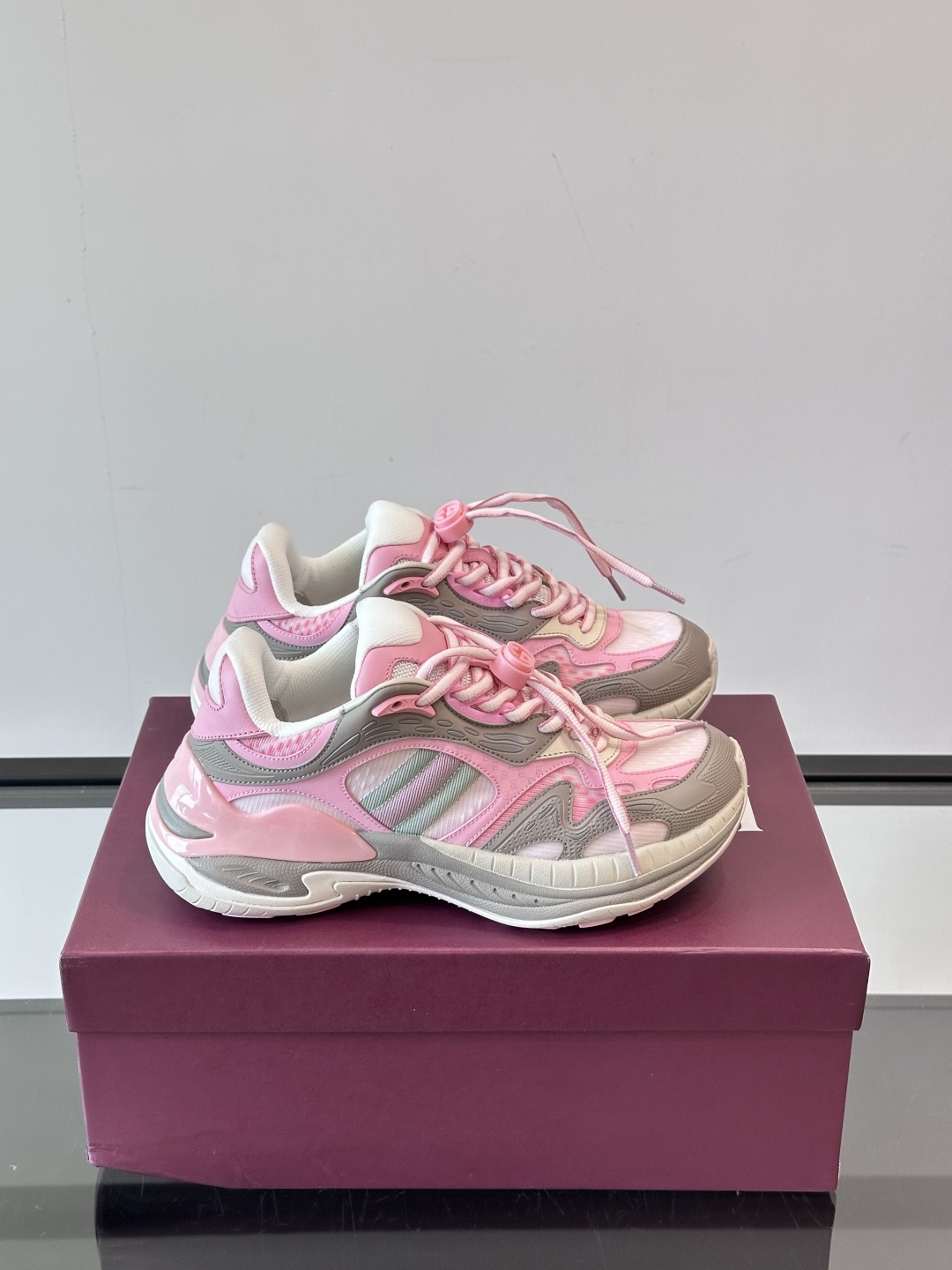 Gucci 2.0 以摩登美学重构经典织带条纹，搭载加厚EVA橡胶缓震底，立体廓形设计兼顾支撑力与穿着体