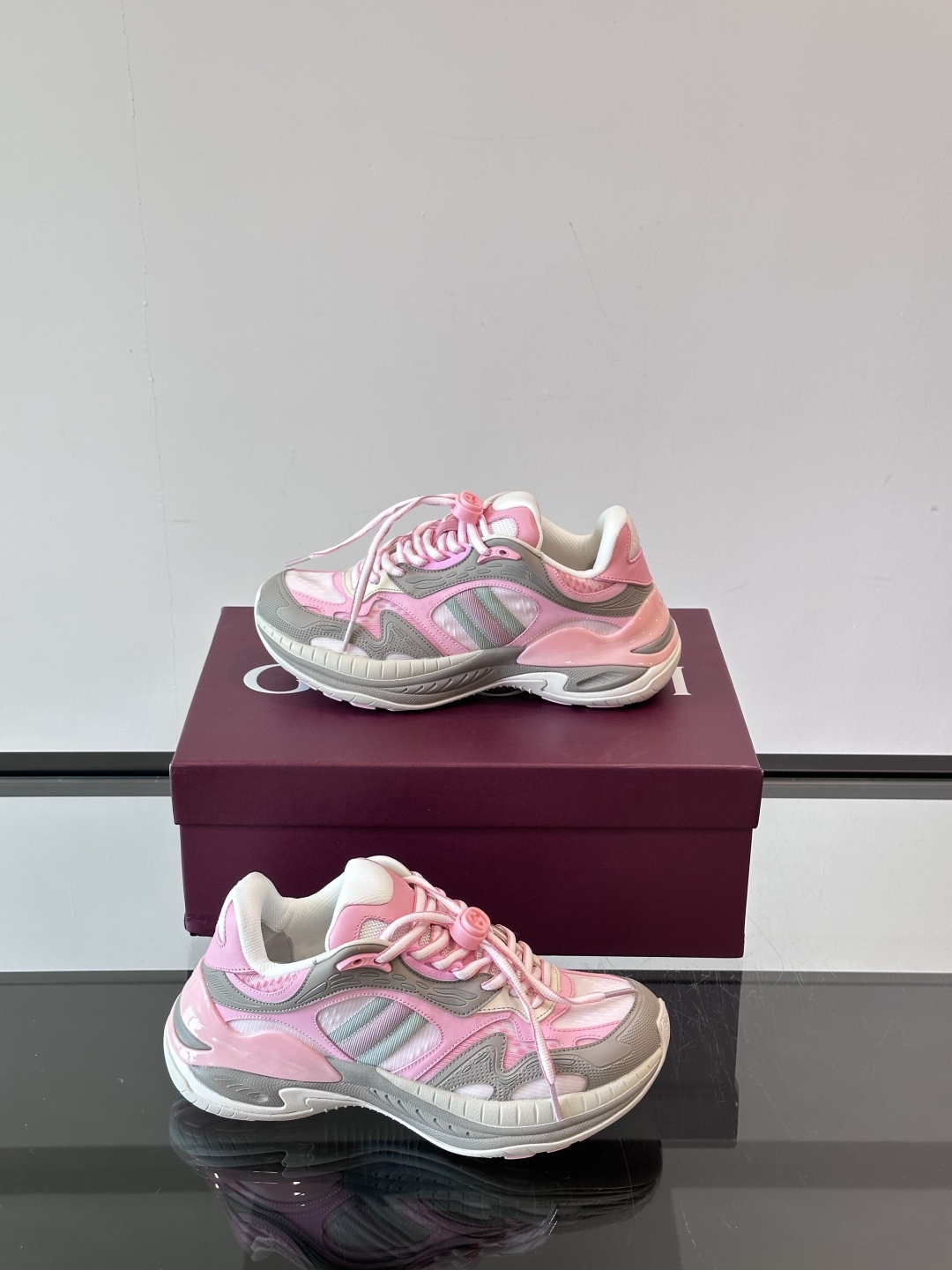 Gucci 2.0 以摩登美学重构经典织带条纹，搭载加厚EVA橡胶缓震底，立体廓形设计兼顾支撑力与穿着体