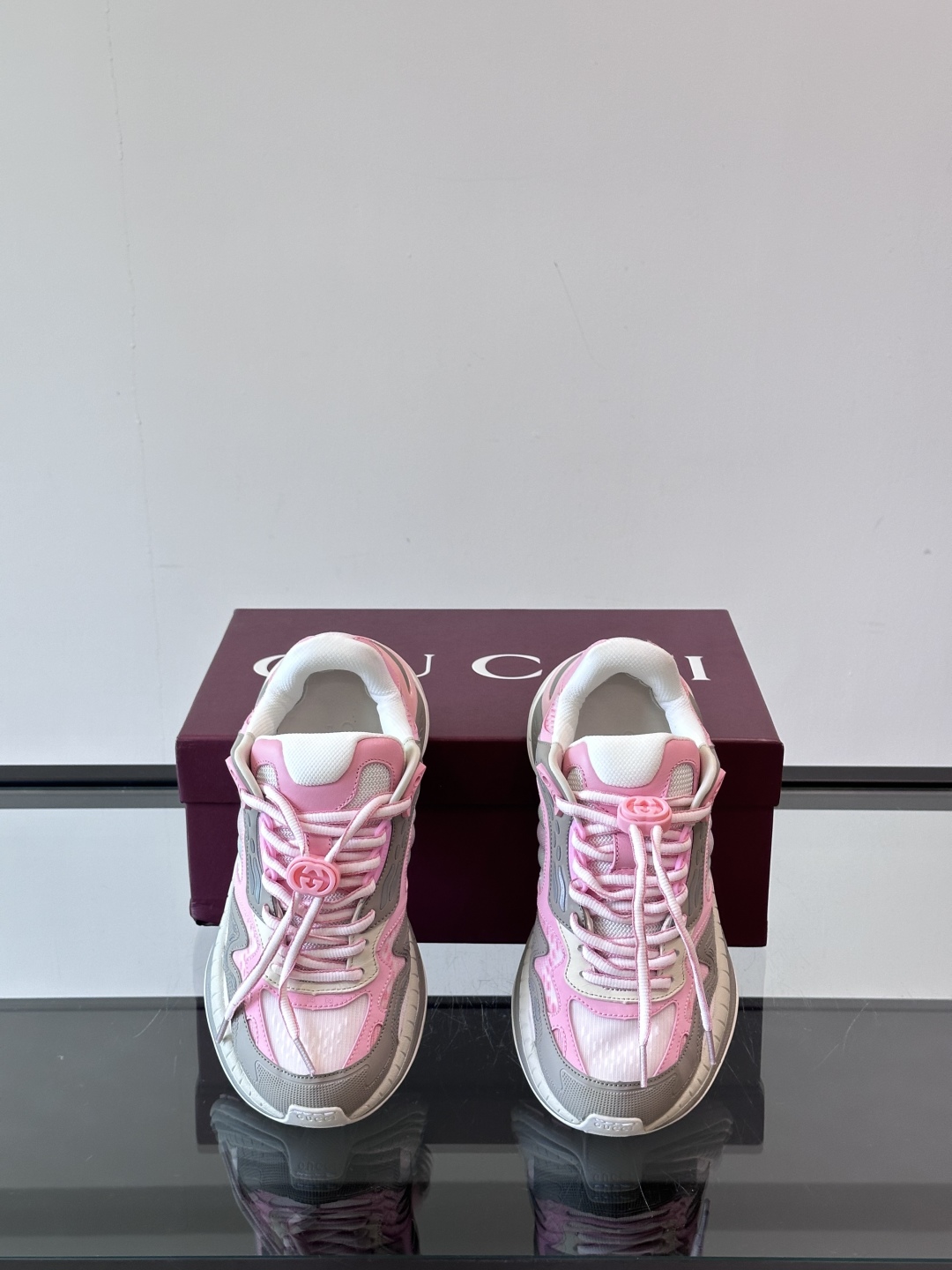 Gucci 2.0 以摩登美学重构经典织带条纹，搭载加厚EVA橡胶缓震底，立体廓形设计兼顾支撑力与穿着体