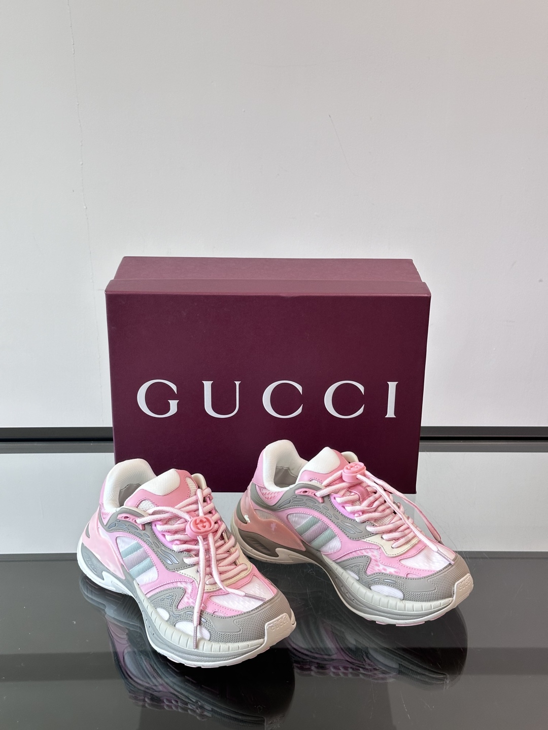 Gucci 2.0 以摩登美学重构经典织带条纹，搭载加厚EVA橡胶缓震底，立体廓形设计兼顾支撑力与穿着体