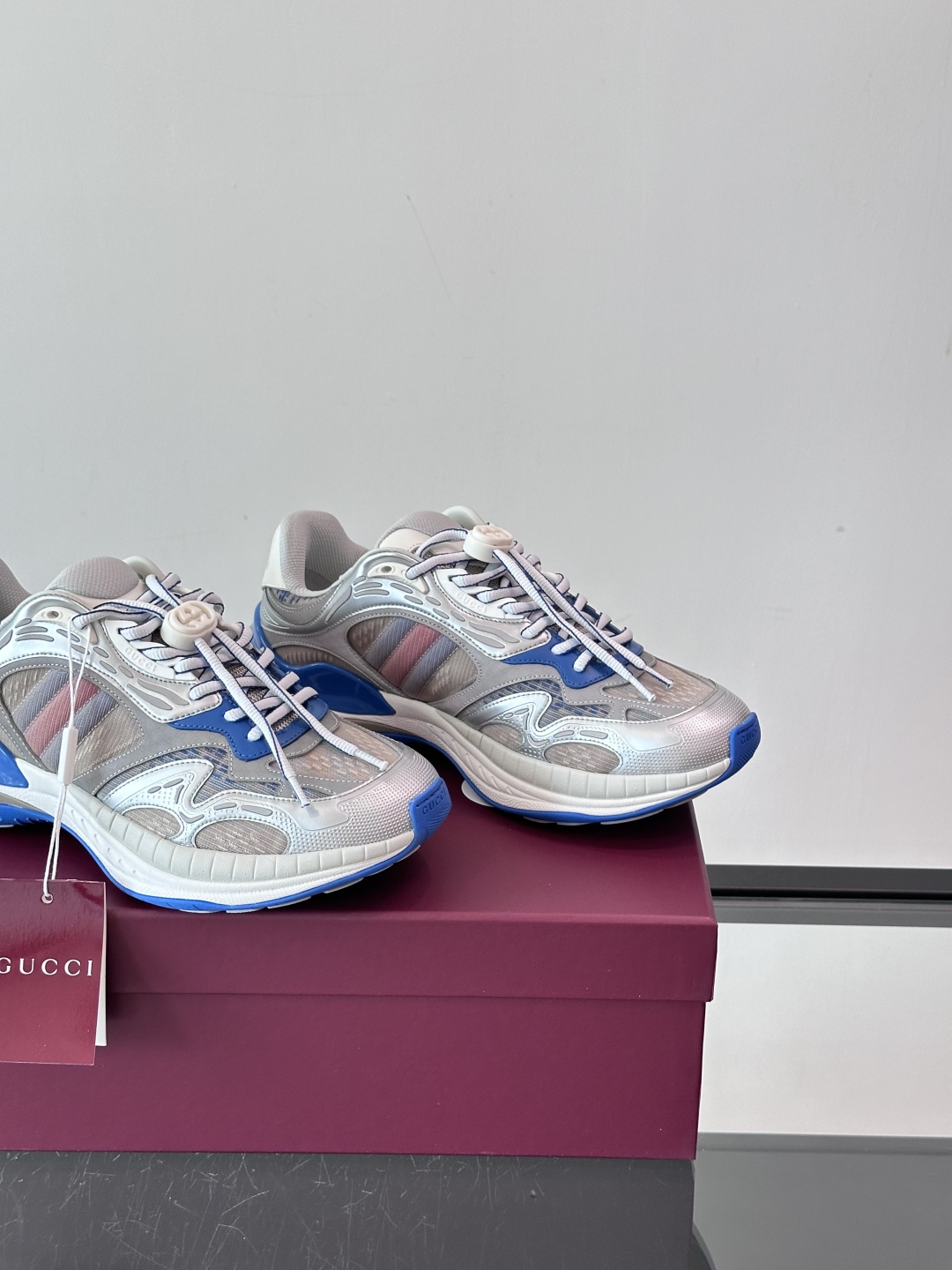Gucci 2.0 以摩登美学重构经典织带条纹，搭载加厚EVA橡胶缓震底，立体廓形设计兼顾支撑力与穿着体