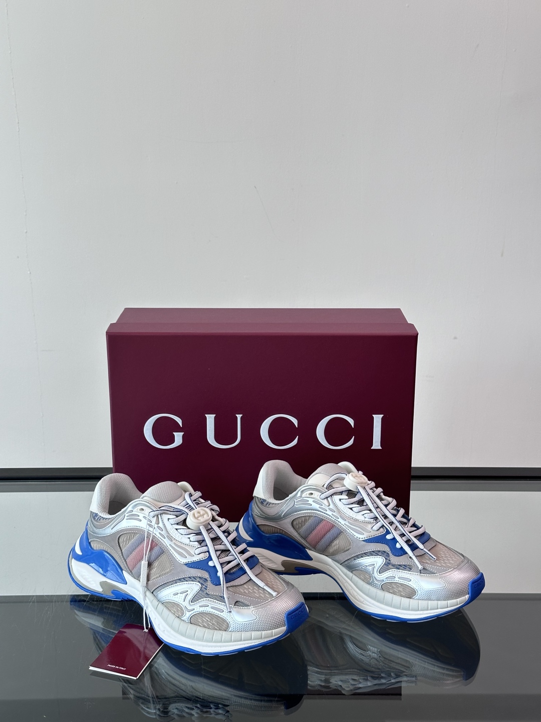 Gucci 2.0 以摩登美学重构经典织带条纹，搭载加厚EVA橡胶缓震底，立体廓形设计兼顾支撑力与穿着体