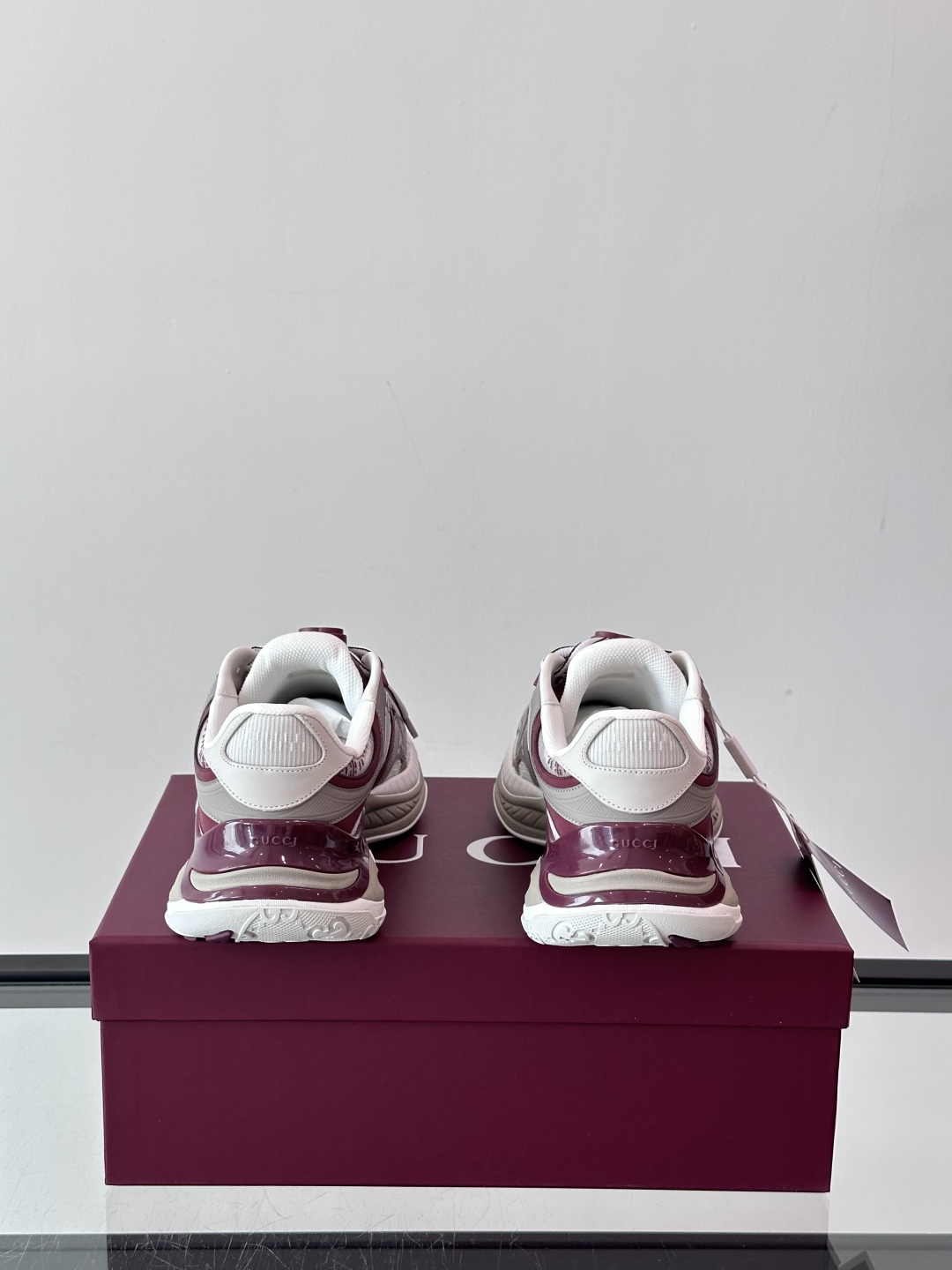 Gucci 2.0 以摩登美学重构经典织带条纹，搭载加厚EVA橡胶缓震底，立体廓形设计兼顾支撑力与穿着体