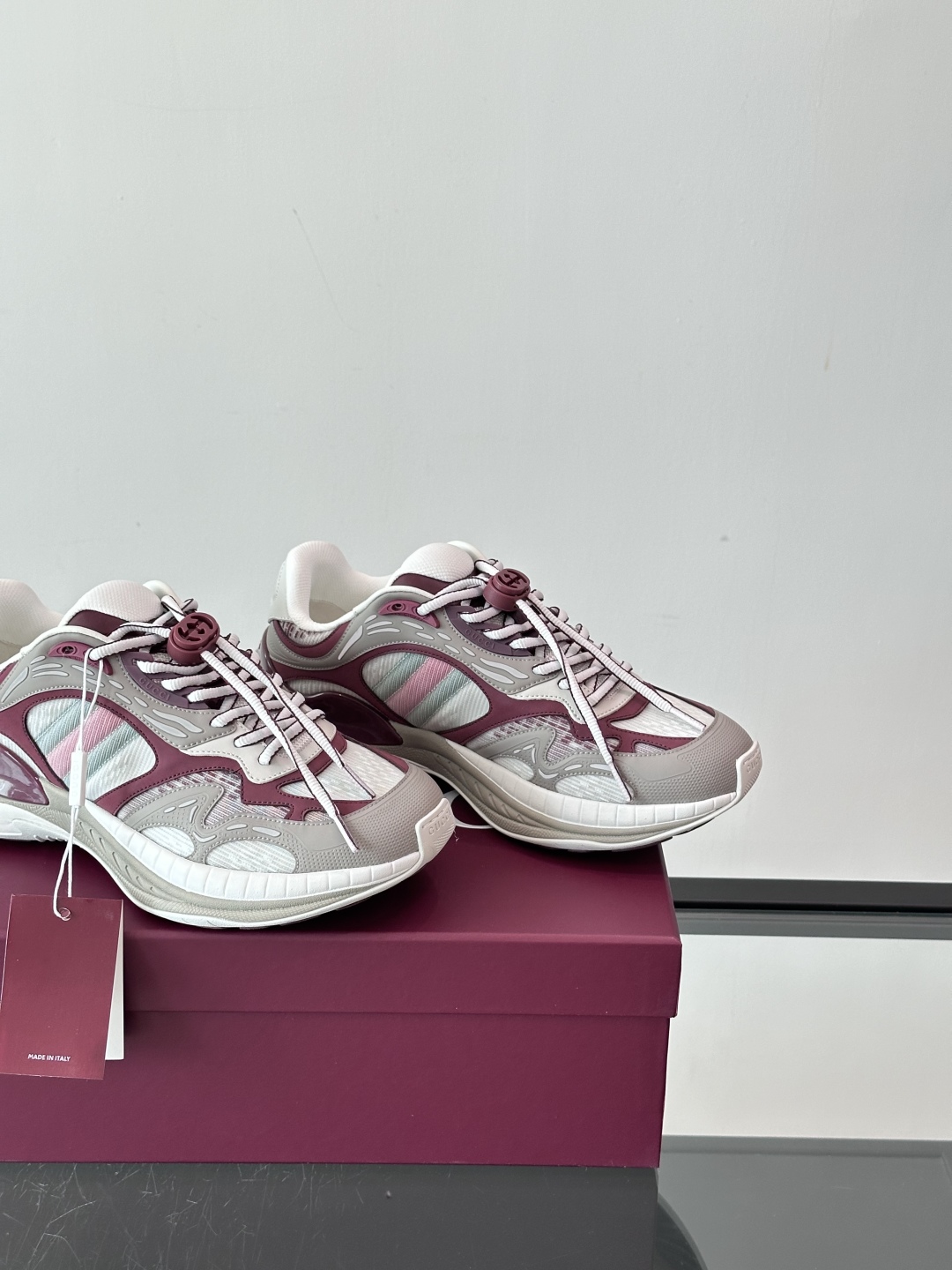 Gucci 2.0 以摩登美学重构经典织带条纹，搭载加厚EVA橡胶缓震底，立体廓形设计兼顾支撑力与穿着体