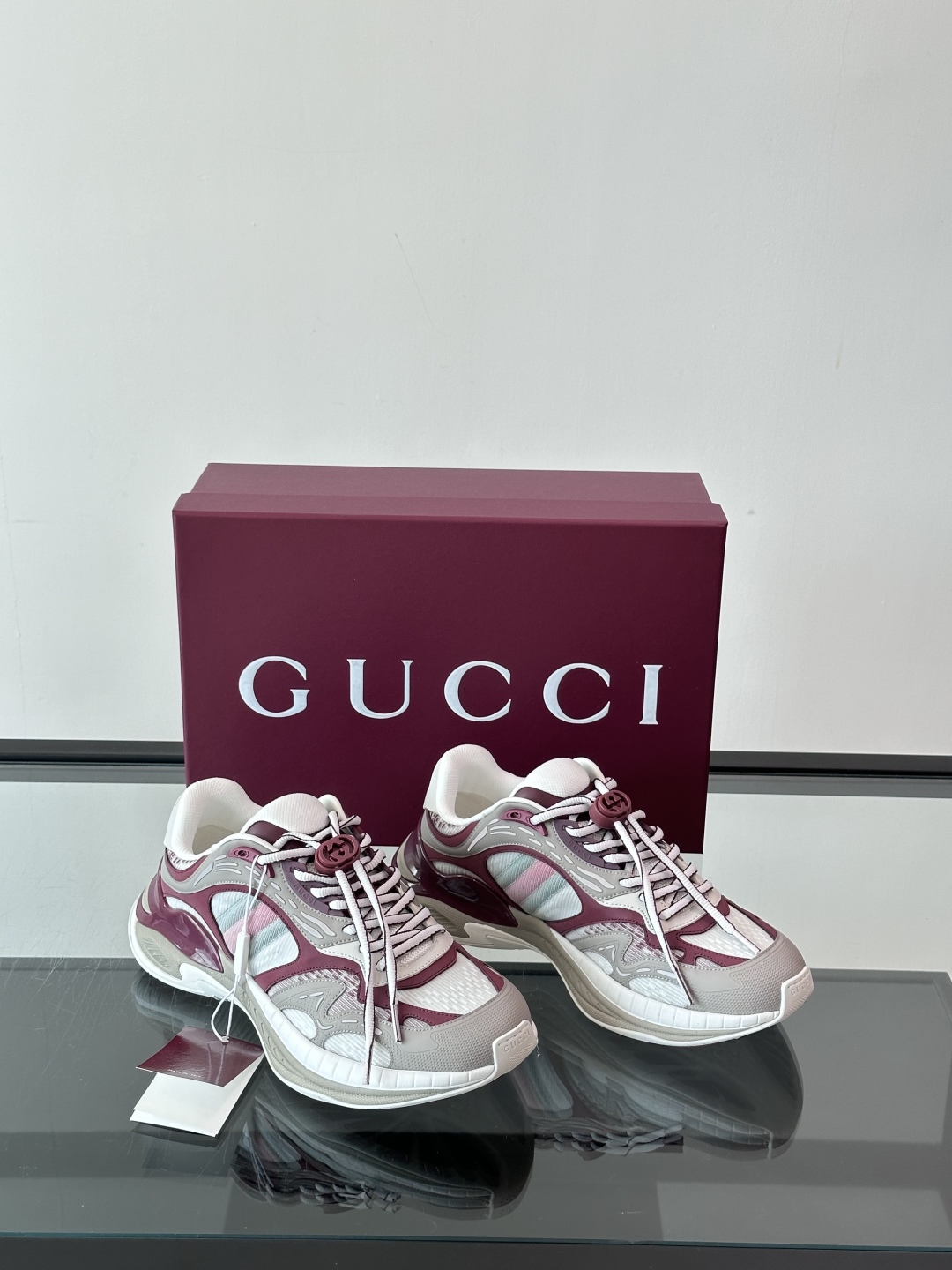 Gucci 2.0 以摩登美学重构经典织带条纹，搭载加厚EVA橡胶缓震底，立体廓形设计兼顾支撑力与穿着体