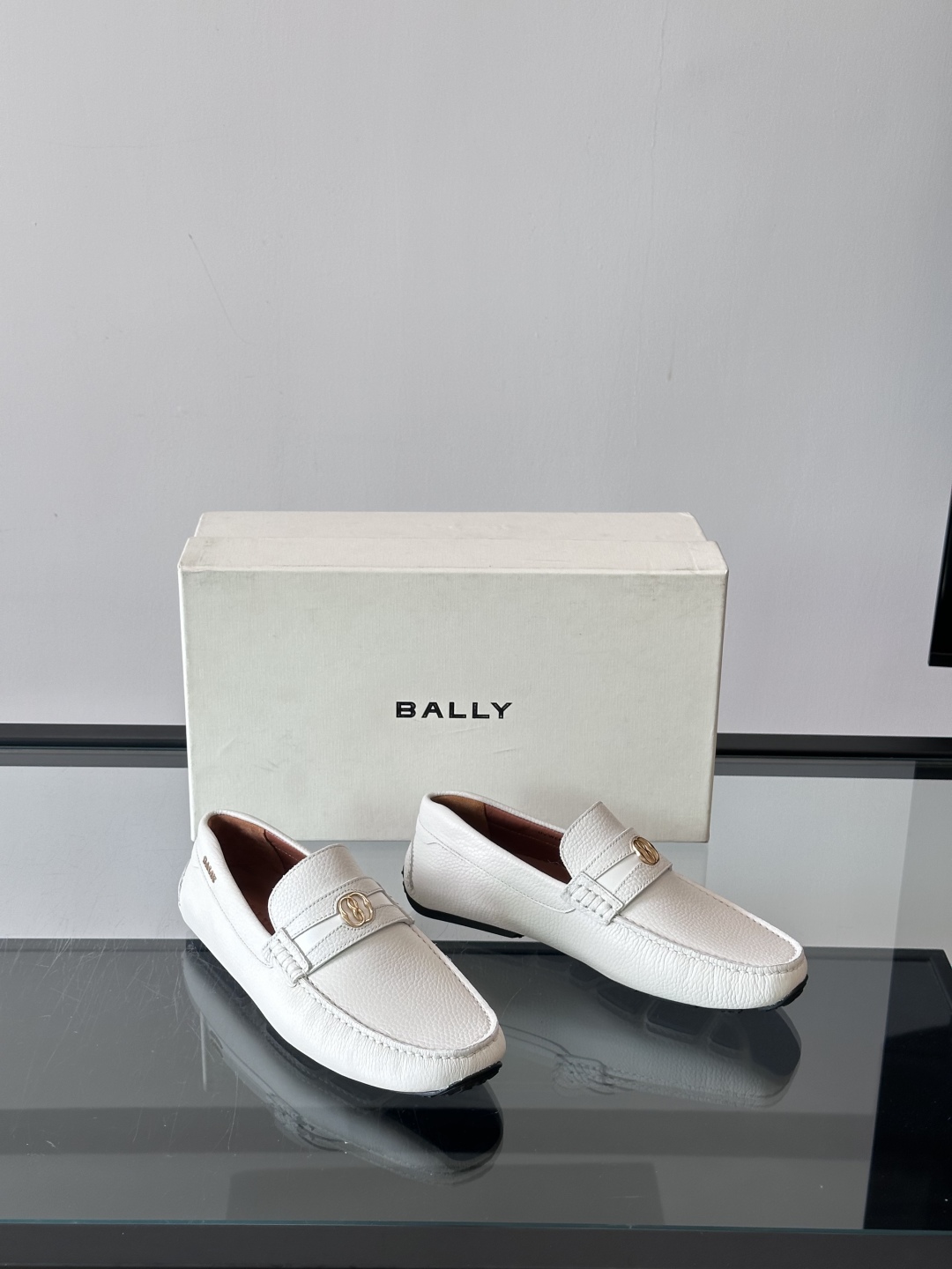 Bally原单精品， 男士乐福一脚蹬休闲皮鞋，面料细腻小牛皮制，点缀精巧横条品牌装饰  小牛皮内里，上脚