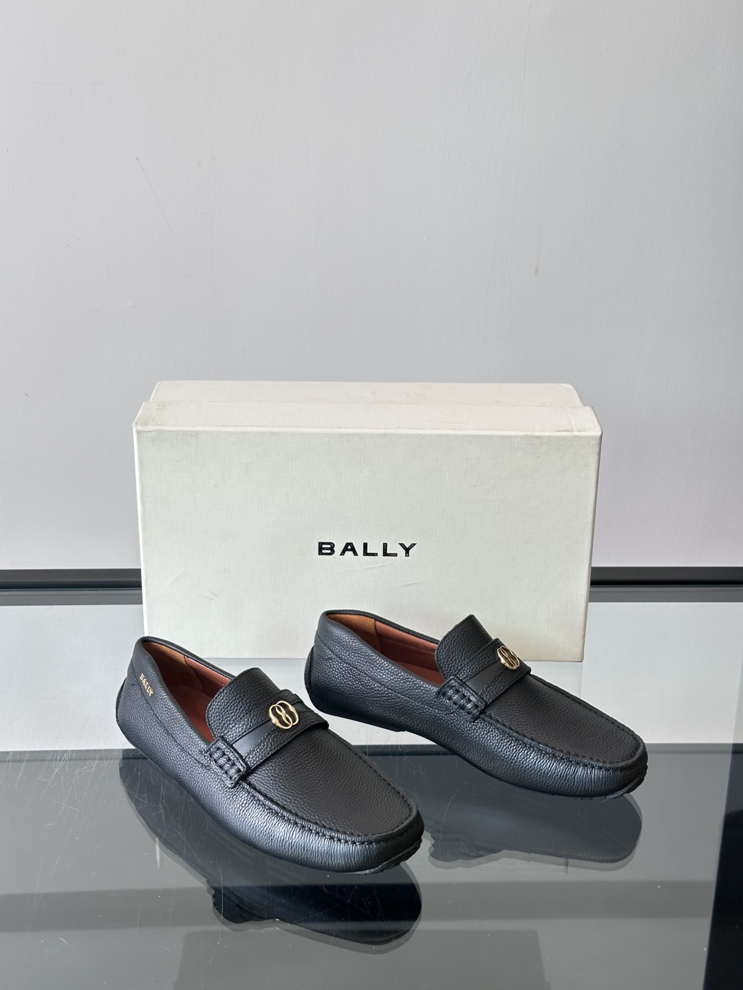 Bally原单精品， 男士乐福一脚蹬休闲皮鞋，面料细腻小牛皮制，点缀精巧横条品牌装饰  小牛皮内里，上脚