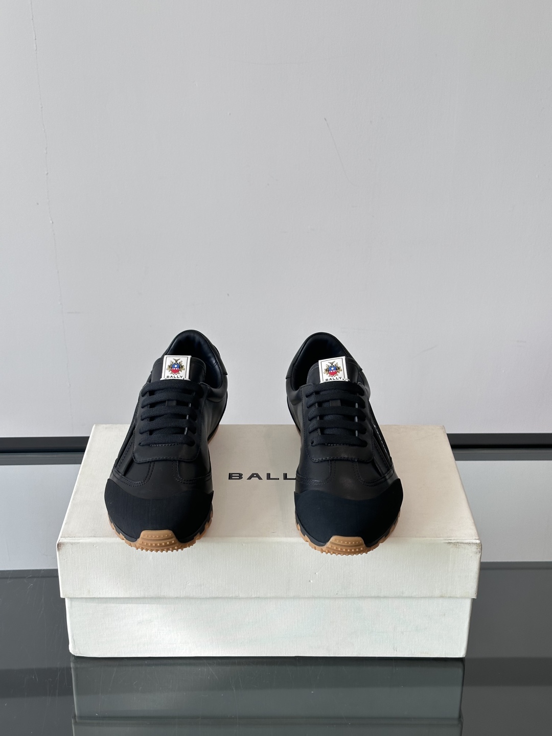 Bally/巴利 男士新款皮革休闲运动鞋✅这款运动鞋采用进口小牛皮鞋面‼️融入撞色刺绣和皮革线条元素，外
