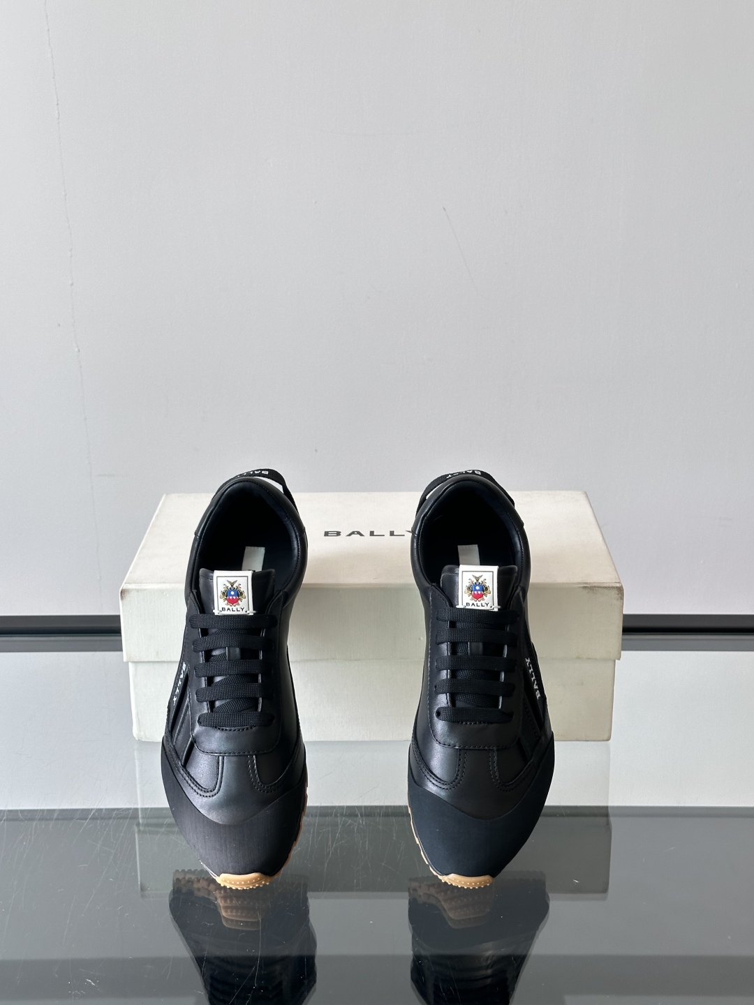 Bally/巴利 男士新款皮革休闲运动鞋✅这款运动鞋采用进口小牛皮鞋面‼️融入撞色刺绣和皮革线条元素，外