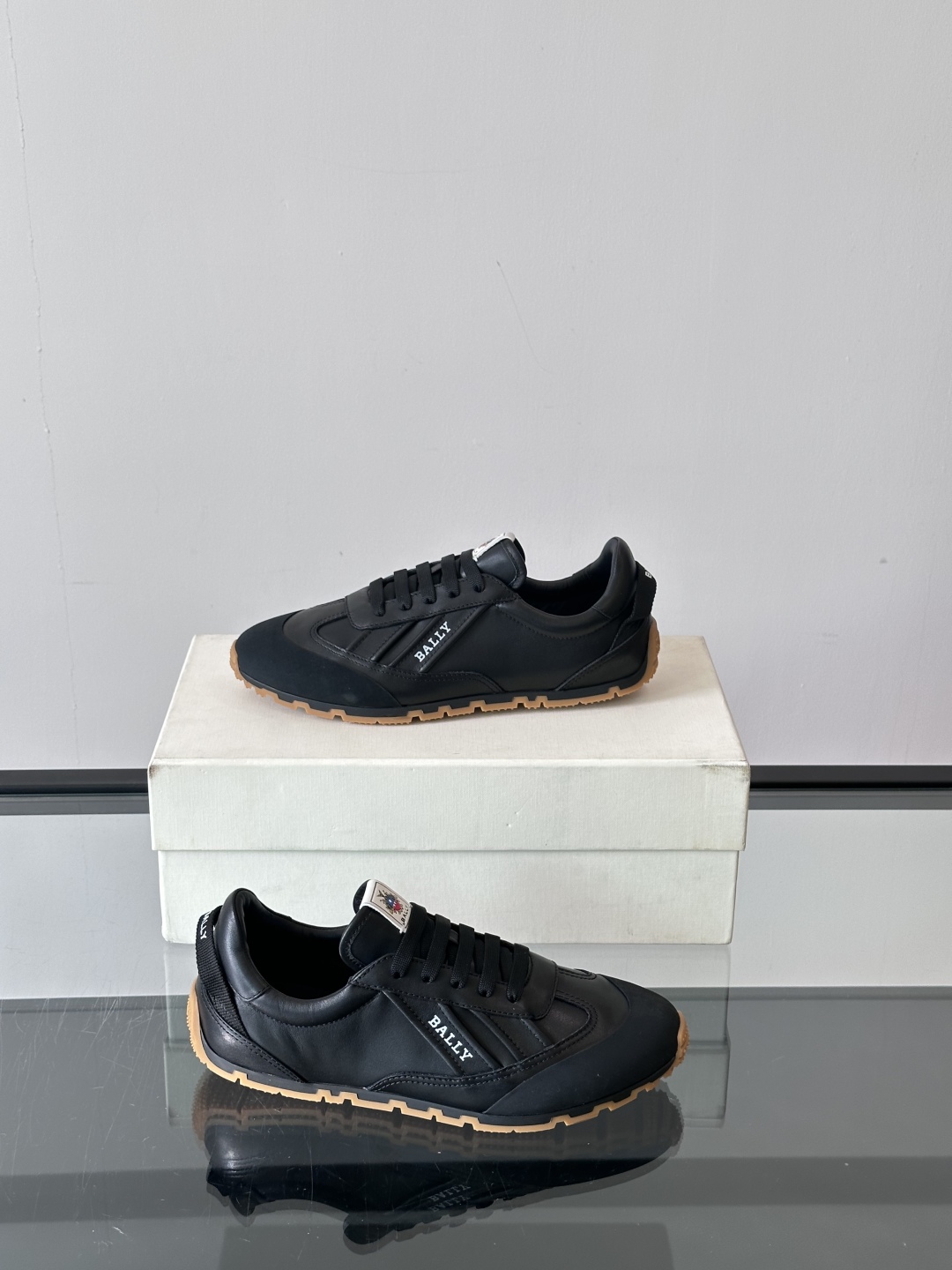 Bally/巴利 男士新款皮革休闲运动鞋✅这款运动鞋采用进口小牛皮鞋面‼️融入撞色刺绣和皮革线条元素，外