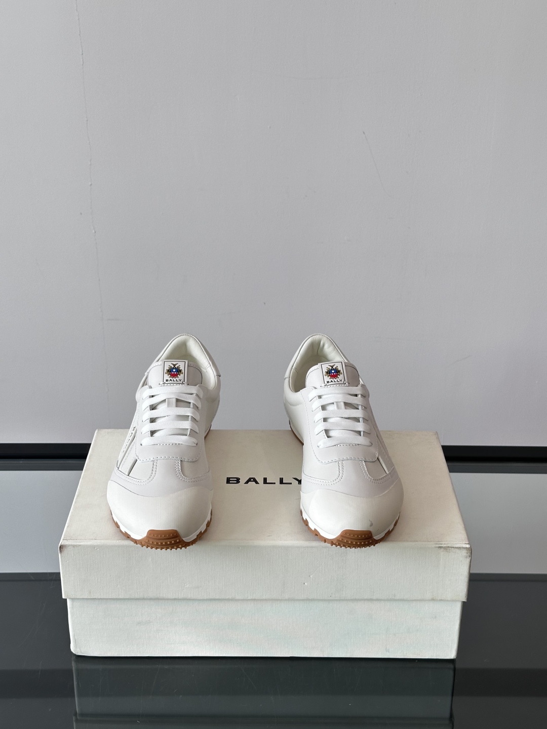 Bally/巴利 男士新款皮革休闲运动鞋✅这款运动鞋采用进口小牛皮鞋面‼️融入撞色刺绣和皮革线条元素，外