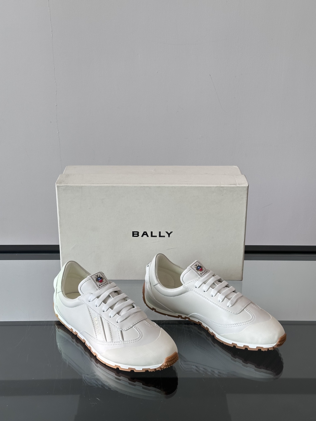 Bally/巴利 男士新款皮革休闲运动鞋✅这款运动鞋采用进口小牛皮鞋面‼️融入撞色刺绣和皮革线条元素，外