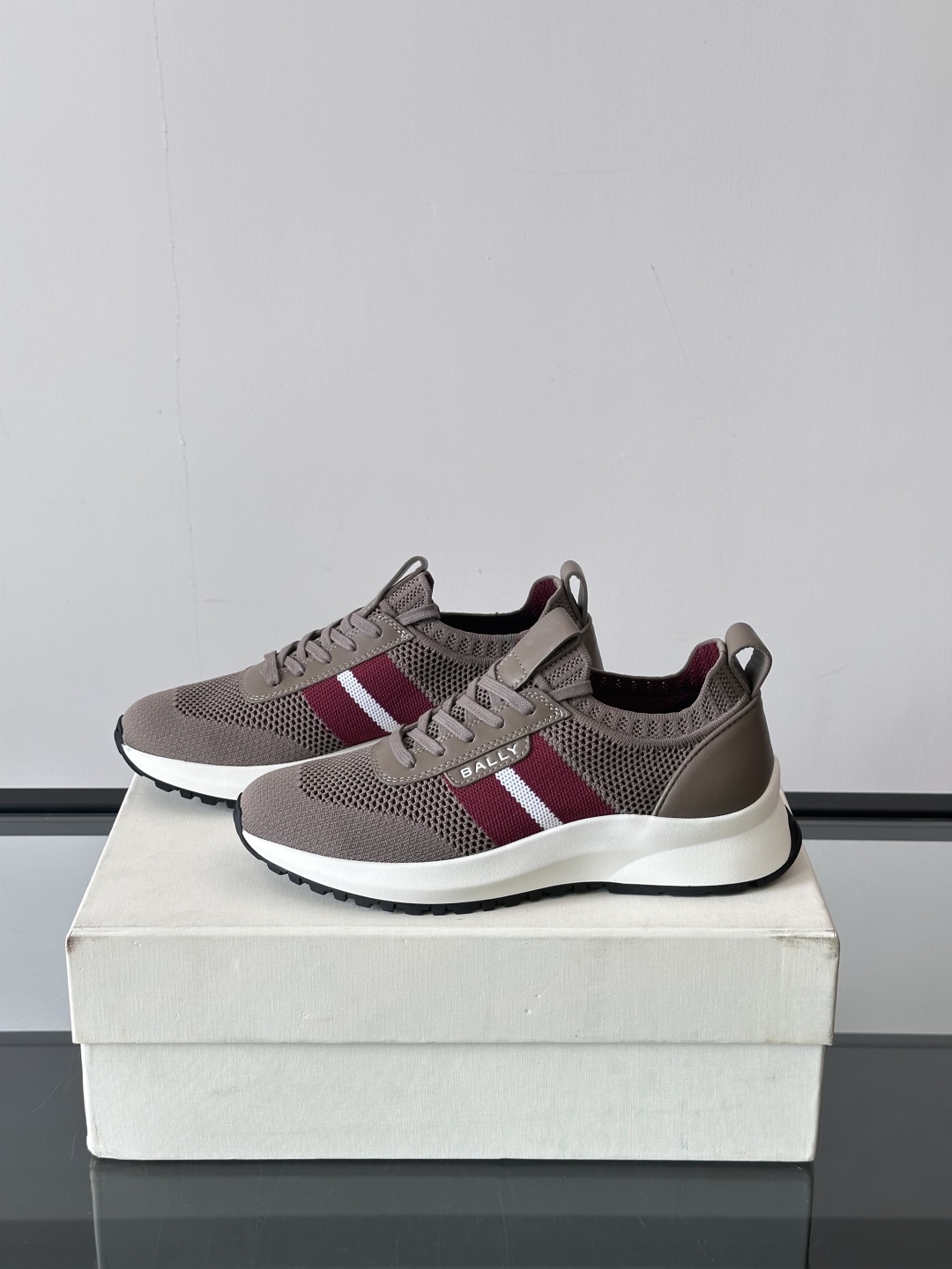 BALLY25夏季巴利家最新款的男士休闲运动鞋👟，巴利经典红白红，经典配色。黑红简约大气 ，采用进口飞织