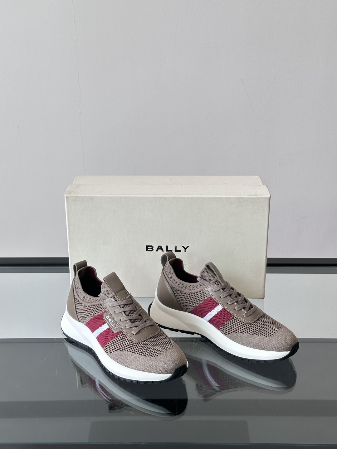 BALLY25夏季巴利家最新款的男士休闲运动鞋👟，巴利经典红白红，经典配色。黑红简约大气 ，采用进口飞织