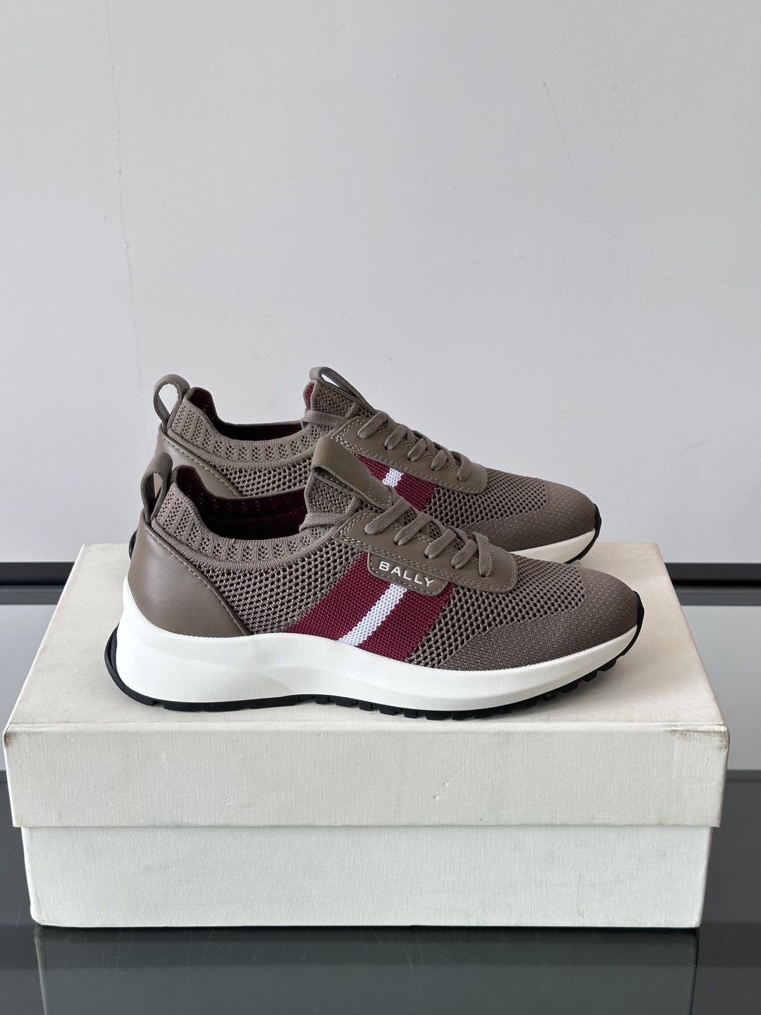 BALLY25夏季巴利家最新款的男士休闲运动鞋👟，巴利经典红白红，经典配色。黑红简约大气 ，采用进口飞织