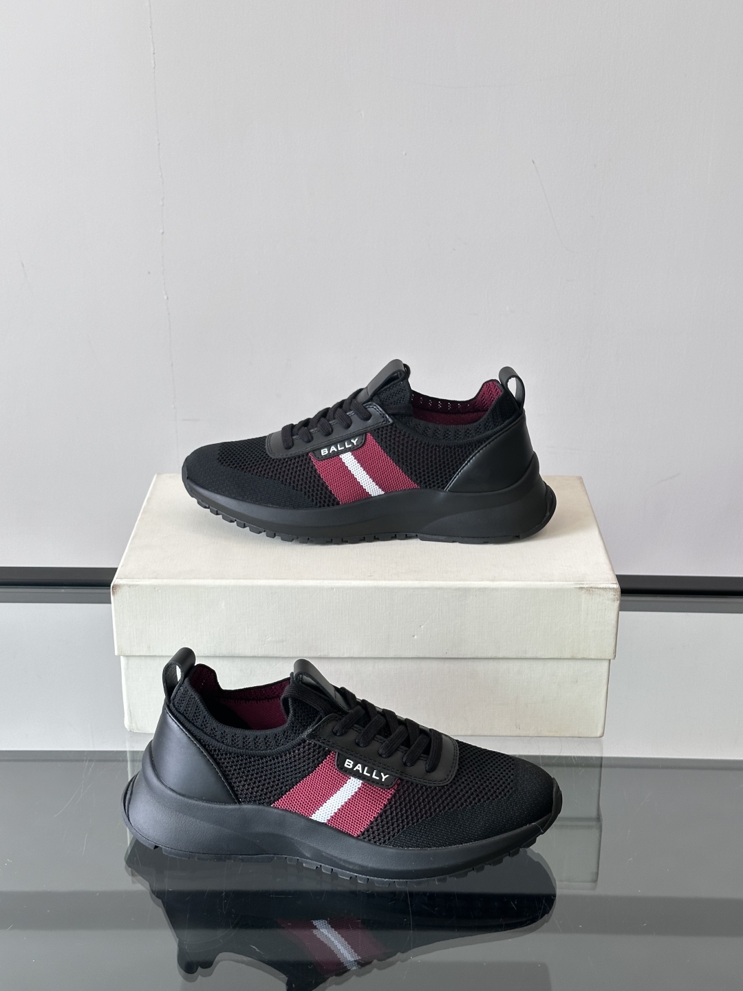 BALLY25夏季巴利家最新款的男士休闲运动鞋👟，巴利经典红白红，经典配色。黑红简约大气 ，采用进口飞织