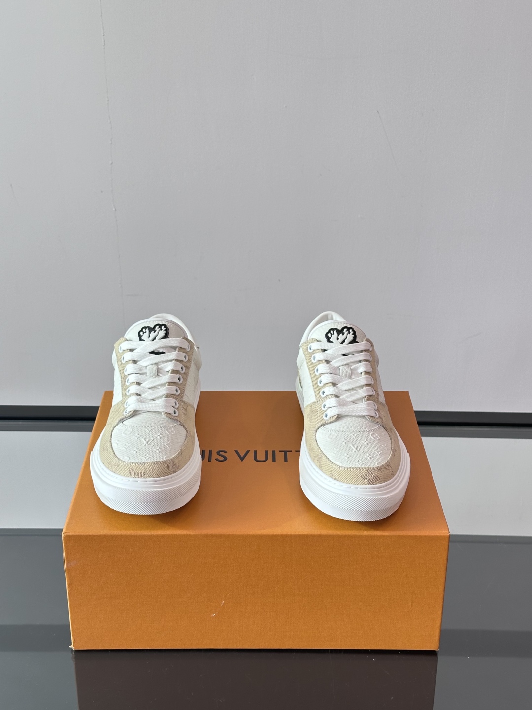 ◾️▫️ L.v🆕低帮休闲运动鞋，采用头层牛皮拼接原版科技布精心制作，侧身联名印花logo装饰，双色橡胶