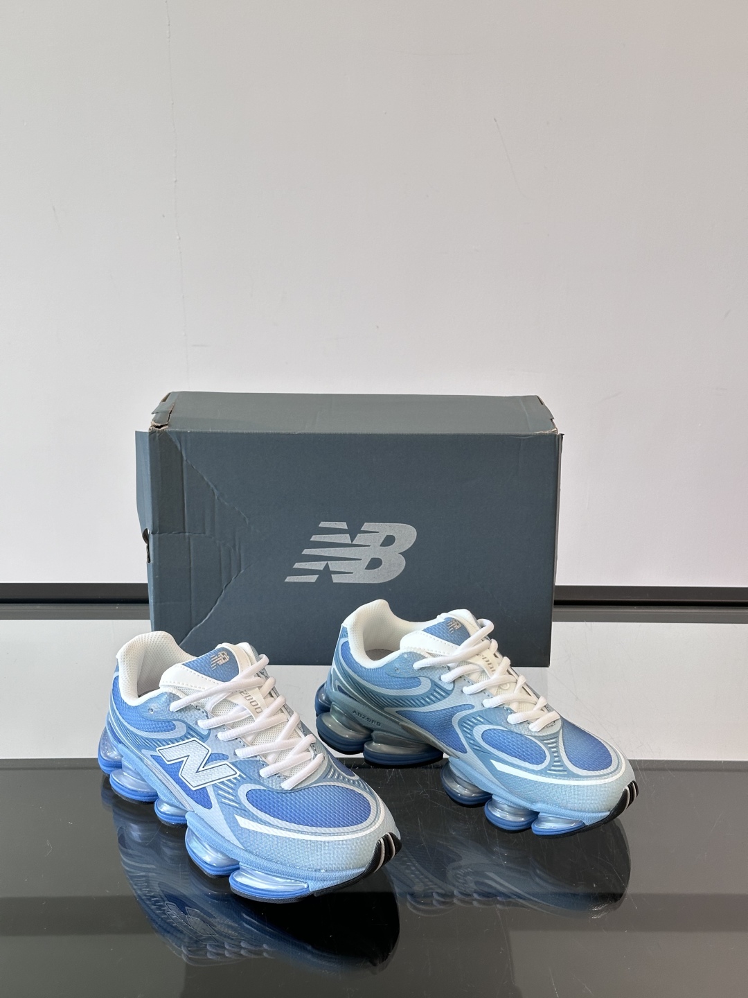 Newbalance新款2000上线啦👌👌“未来动态感十足”✨✨2000系列采用ABZORB缓震科技有s