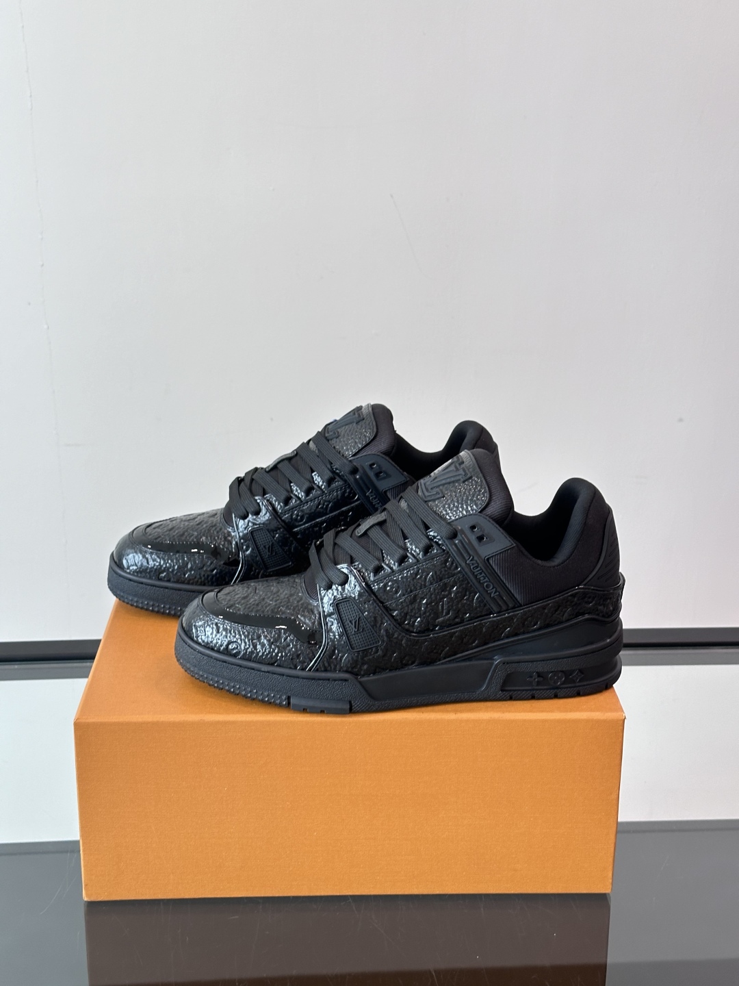 驴家 新配色 trainer运动鞋，本款 LV Trainer 运动鞋取材柔软粒面小牛皮，呈现纯净色调，