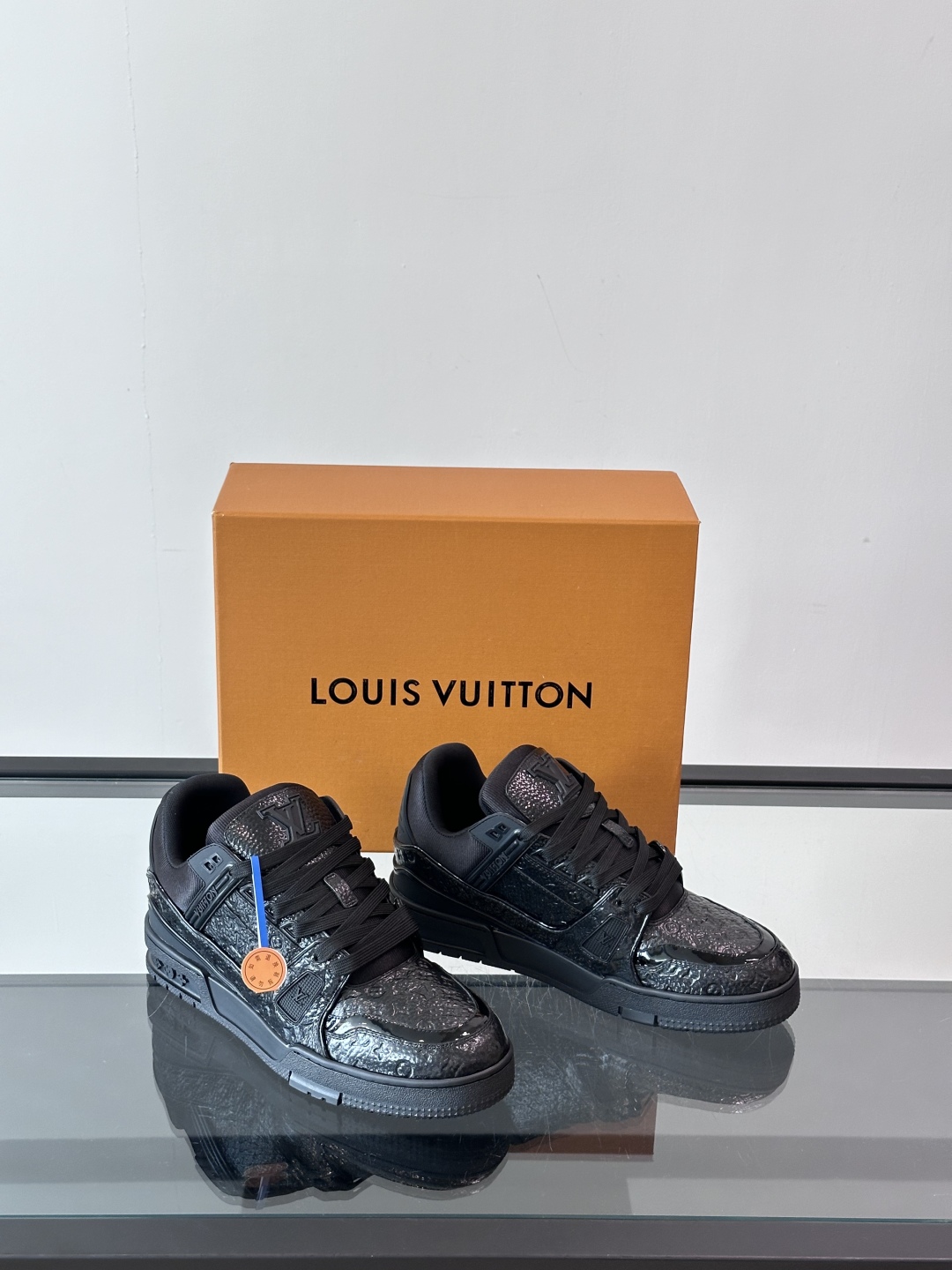 驴家 新配色 trainer运动鞋，本款 LV Trainer 运动鞋取材柔软粒面小牛皮，呈现纯净色调，