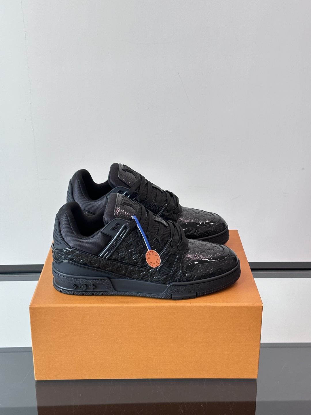 驴家 新配色 trainer运动鞋，本款 LV Trainer 运动鞋取材柔软粒面小牛皮，呈现纯净色调，