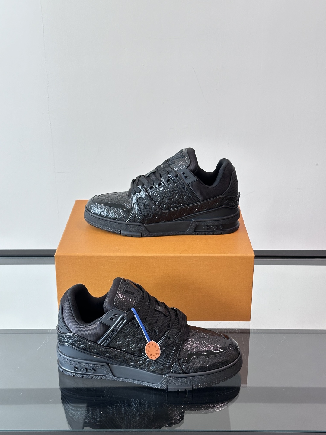 驴家 新配色 trainer运动鞋，本款 LV Trainer 运动鞋取材柔软粒面小牛皮，呈现纯净色调，