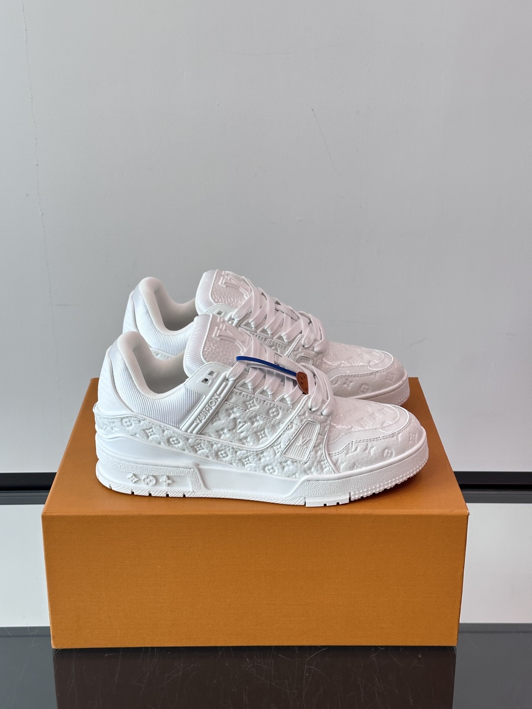 驴家 新配色 trainer运动鞋，本款 LV Trainer 运动鞋取材柔软粒面小牛皮，呈现纯净色调，