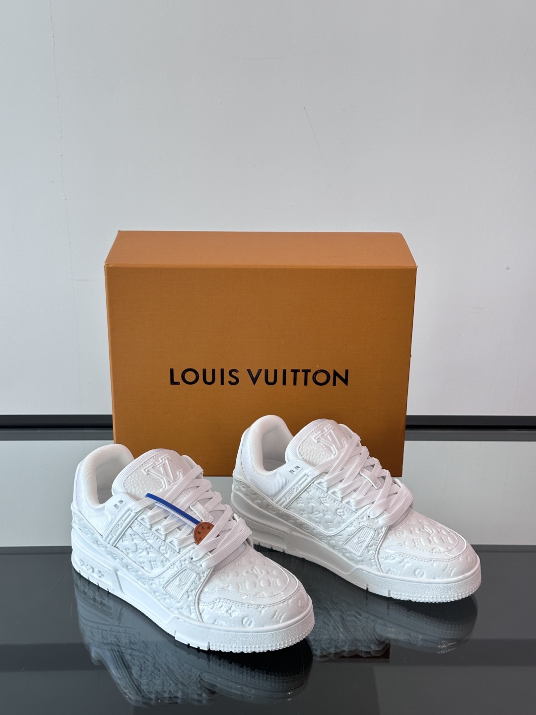 驴家 新配色 trainer运动鞋，本款 LV Trainer 运动鞋取材柔软粒面小牛皮，呈现纯净色调，
