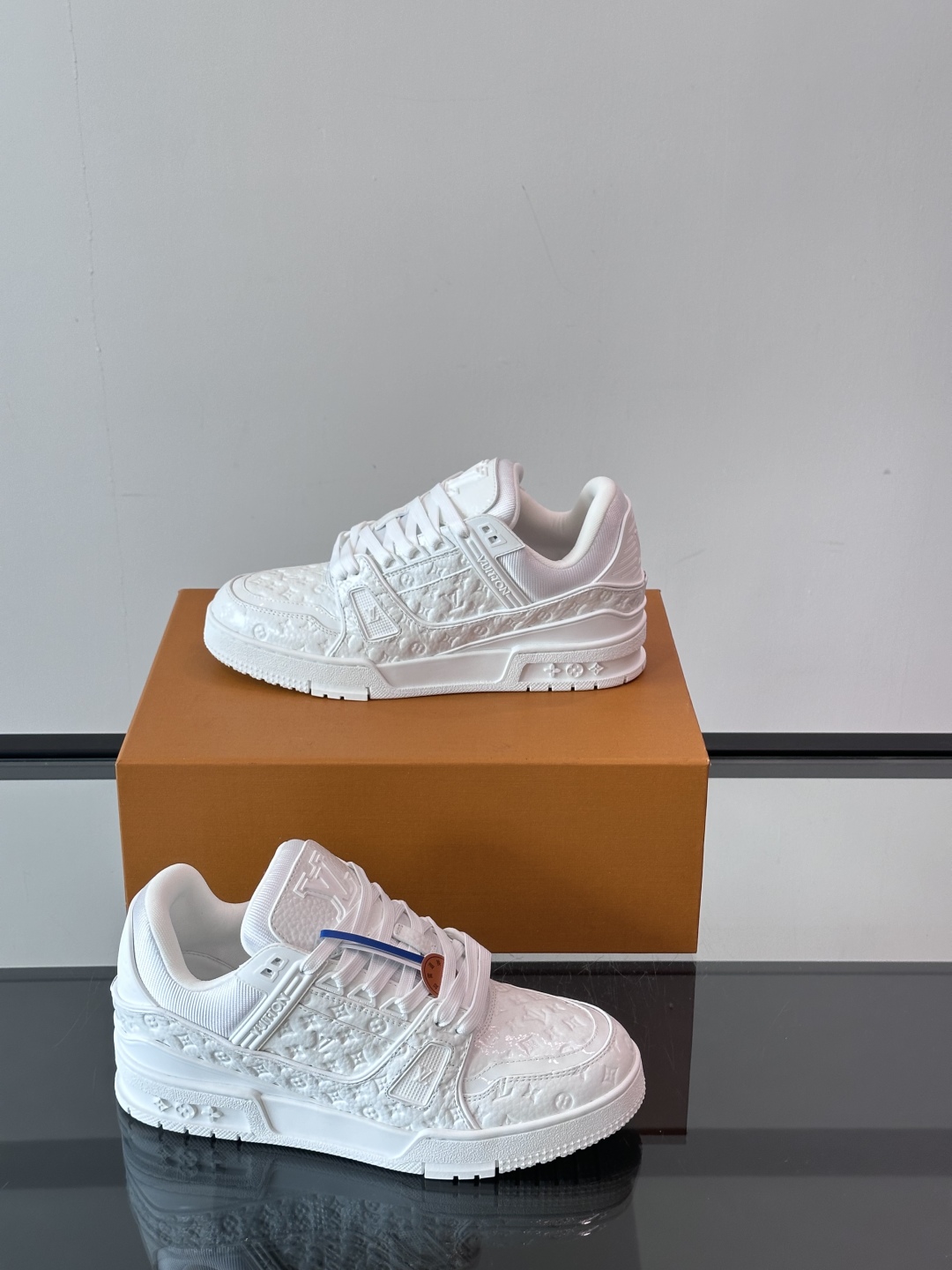 驴家 新配色 trainer运动鞋，本款 LV Trainer 运动鞋取材柔软粒面小牛皮，呈现纯净色调，