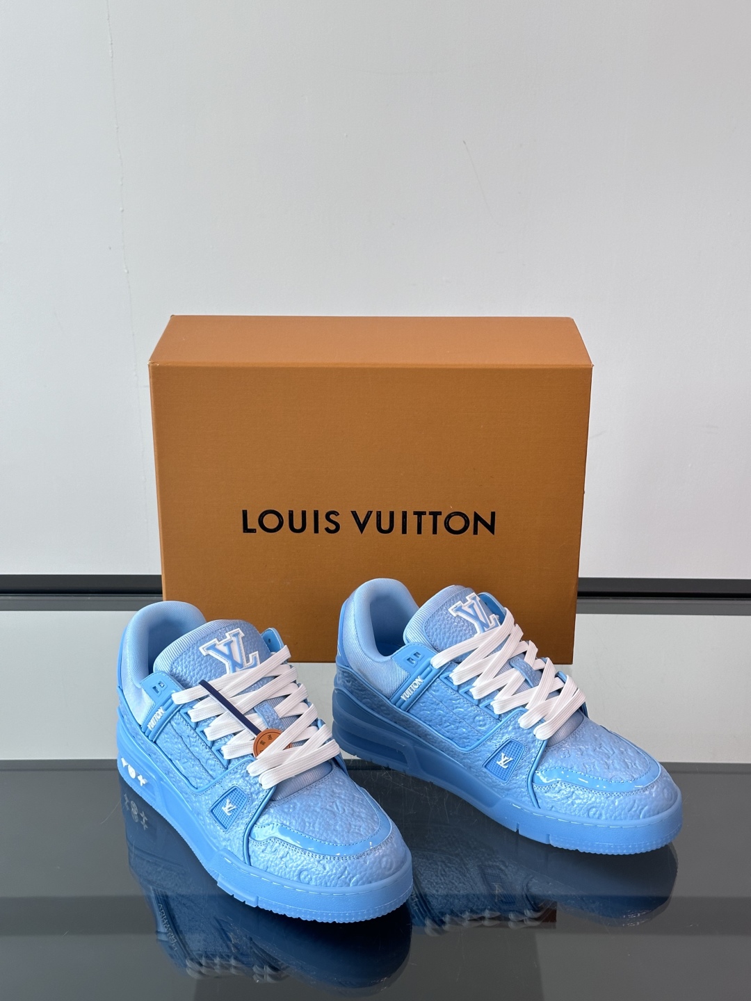 驴家 新配色 trainer运动鞋，本款 LV Trainer 运动鞋取材柔软粒面小牛皮，呈现纯净色调，