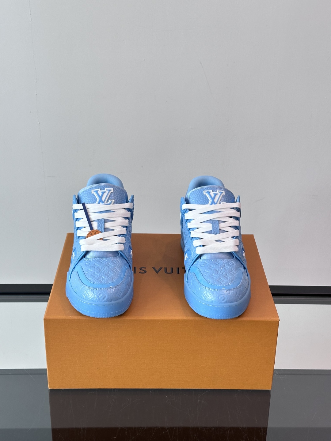 驴家 新配色 trainer运动鞋，本款 LV Trainer 运动鞋取材柔软粒面小牛皮，呈现纯净色调，