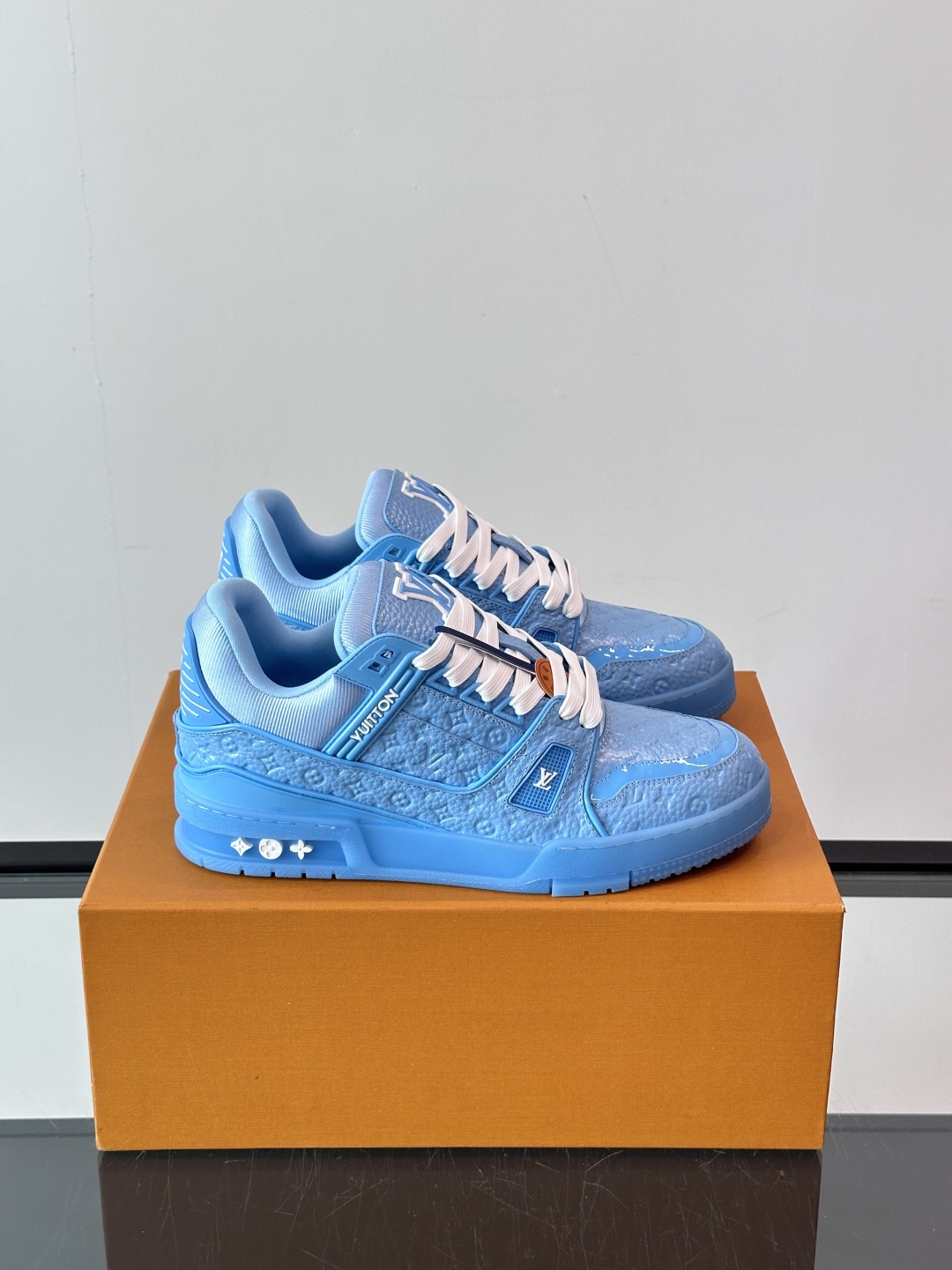 驴家 新配色 trainer运动鞋，本款 LV Trainer 运动鞋取材柔软粒面小牛皮，呈现纯净色调，
