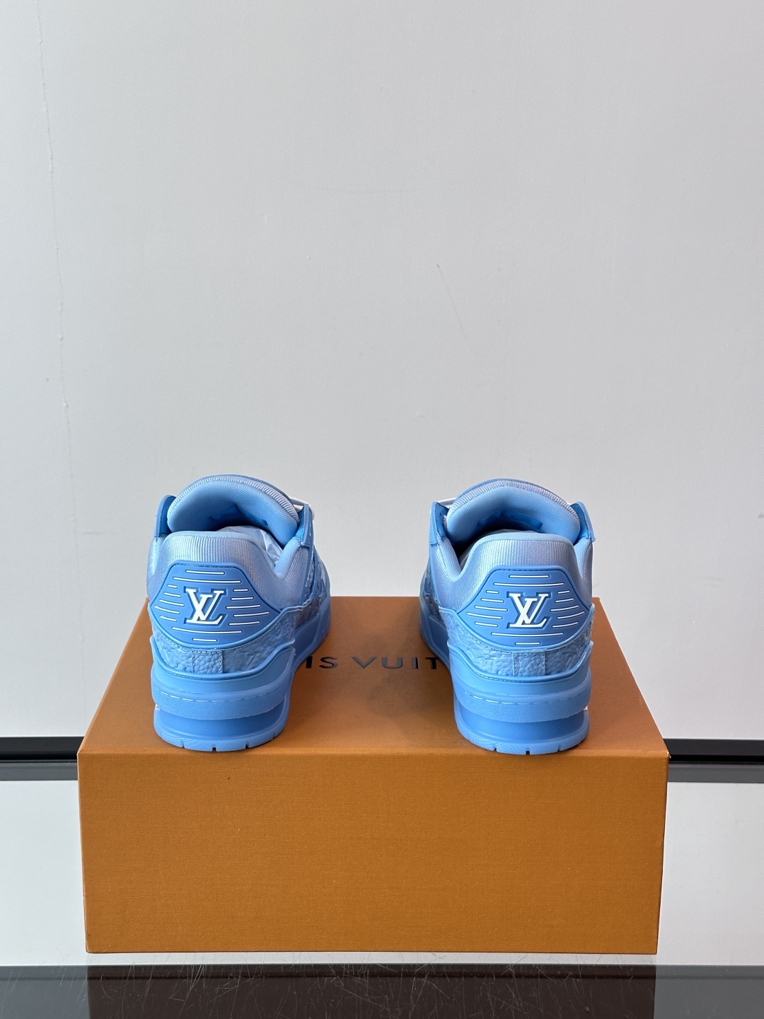 驴家 新配色 trainer运动鞋，本款 LV Trainer 运动鞋取材柔软粒面小牛皮，呈现纯净色调，
