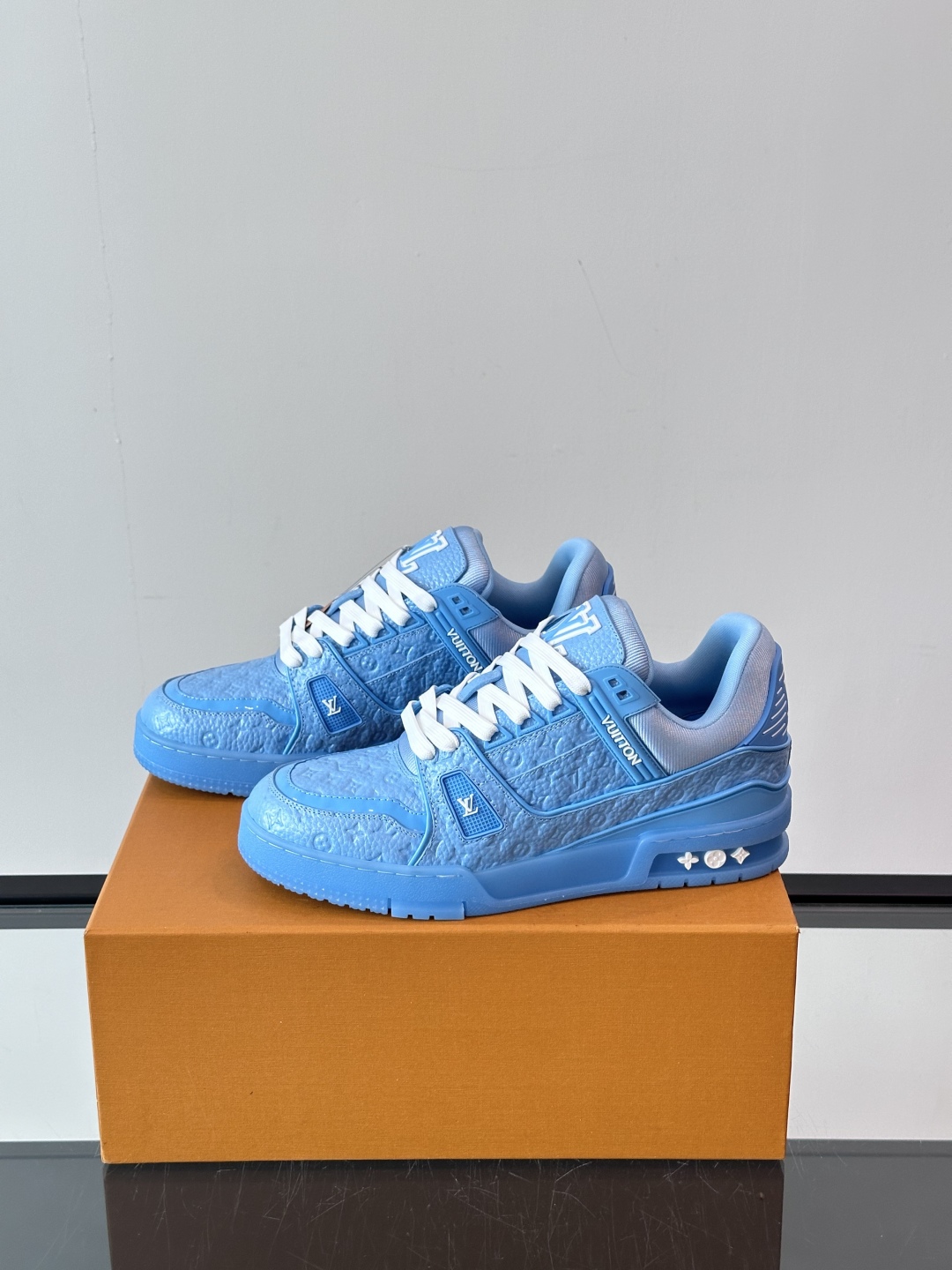 驴家 新配色 trainer运动鞋，本款 LV Trainer 运动鞋取材柔软粒面小牛皮，呈现纯净色调，