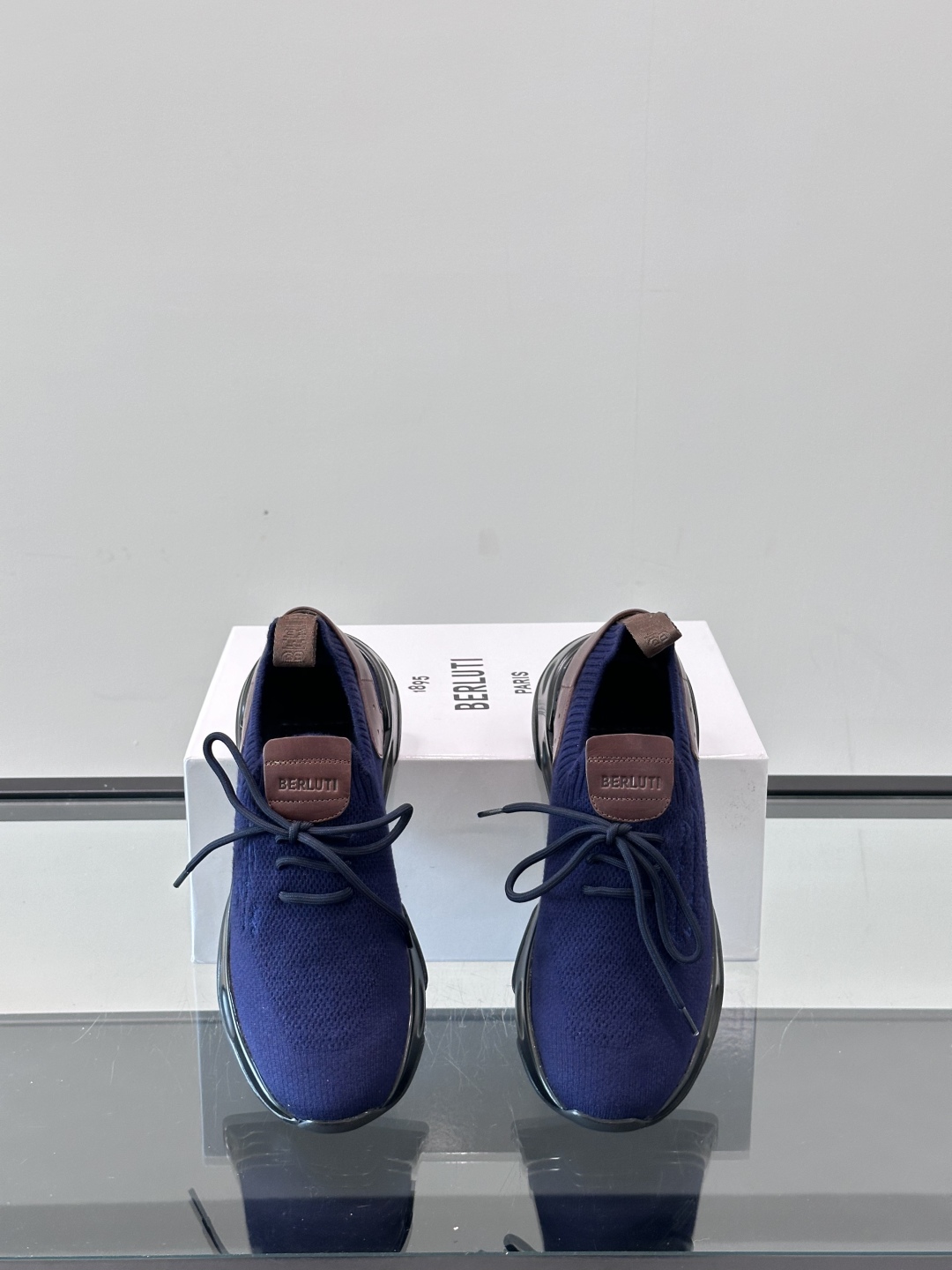 BERLUTI这款Shadow休闲鞋👟！针一体成型，像袜子一样贴合，却比运动鞋更显高级感
⭐️假绑带心机