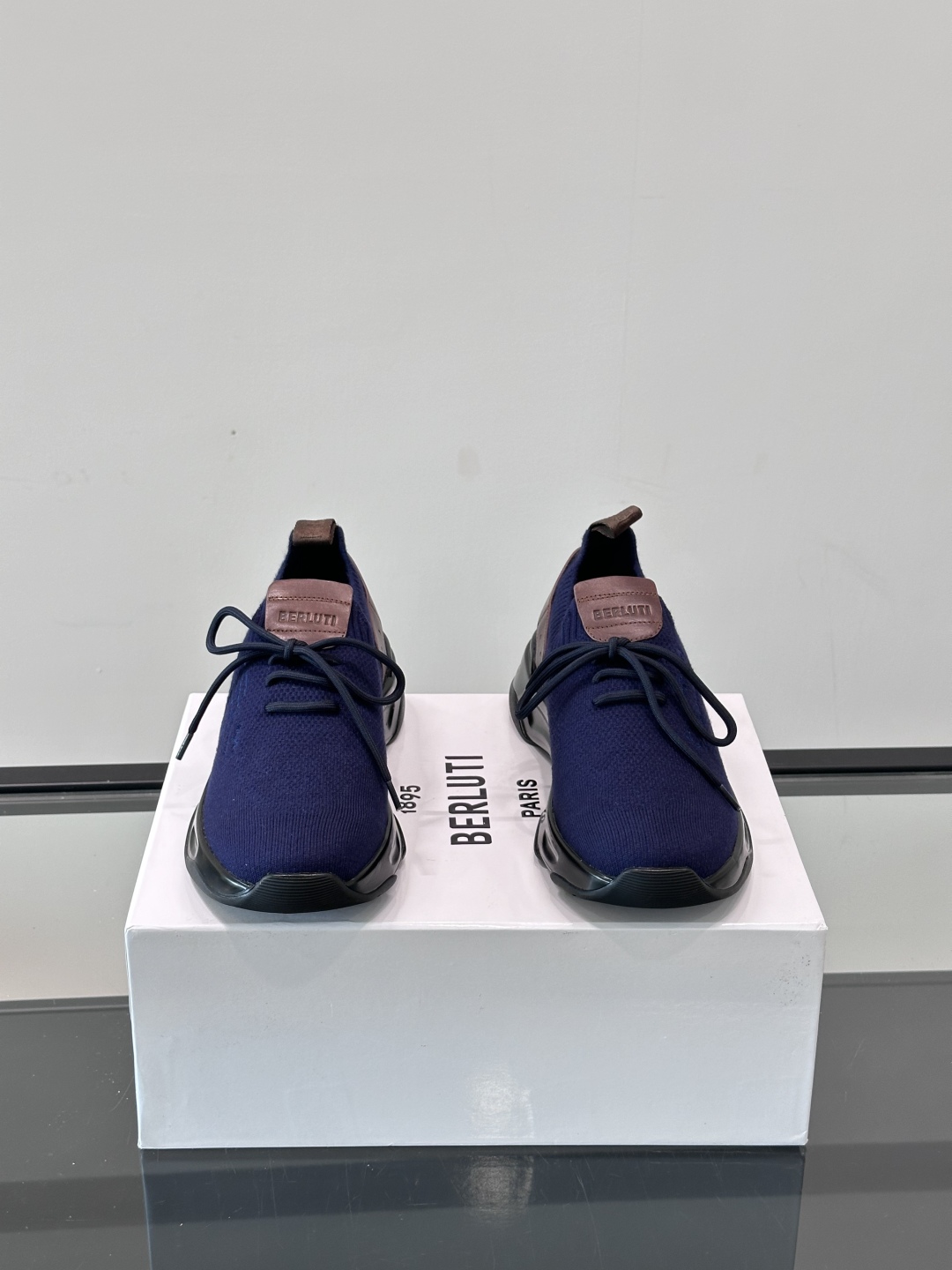 BERLUTI这款Shadow休闲鞋👟！针一体成型，像袜子一样贴合，却比运动鞋更显高级感
⭐️假绑带心机