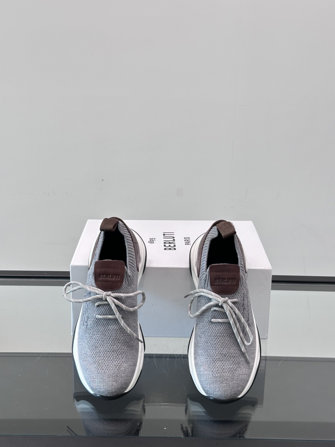 BERLUTI这款Shadow休闲鞋👟！针一体成型，像袜子一样贴合，却比运动鞋更显高级感
⭐️假绑带心机