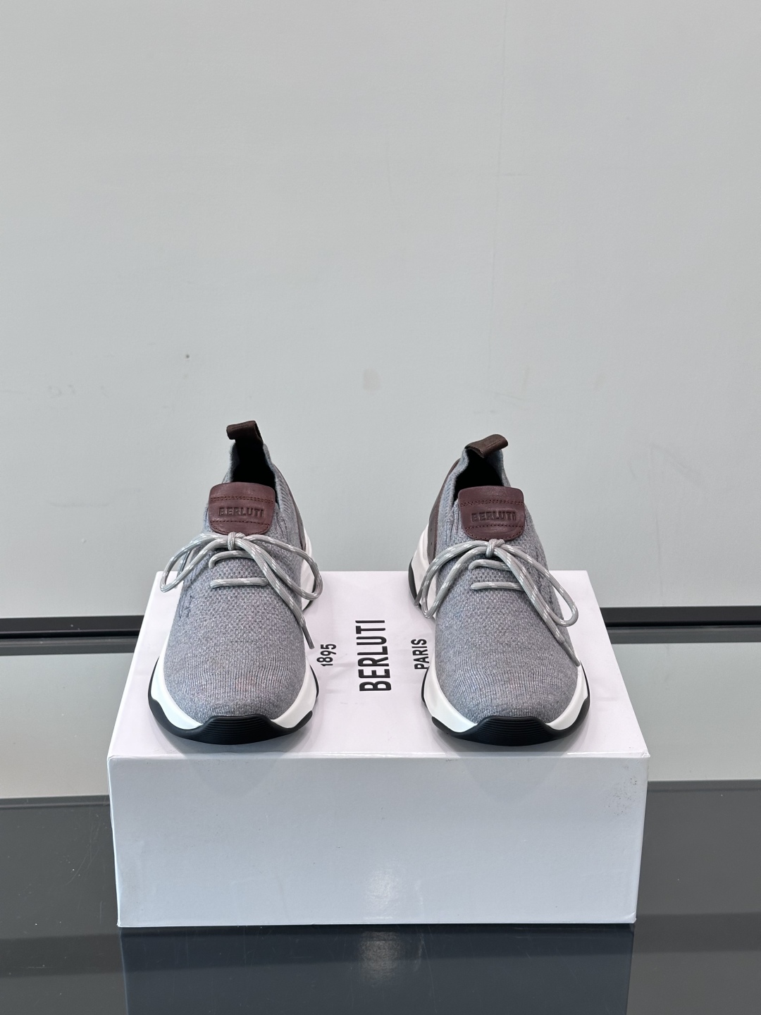BERLUTI这款Shadow休闲鞋👟！针一体成型，像袜子一样贴合，却比运动鞋更显高级感
⭐️假绑带心机