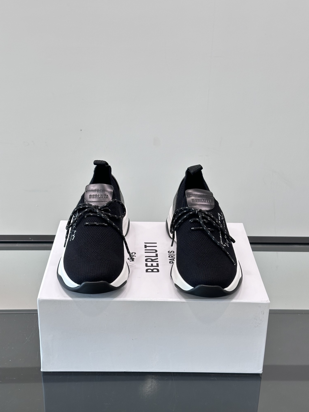 BERLUTI这款Shadow休闲鞋👟！针一体成型，像袜子一样贴合，却比运动鞋更显高级感
⭐️假绑带心机