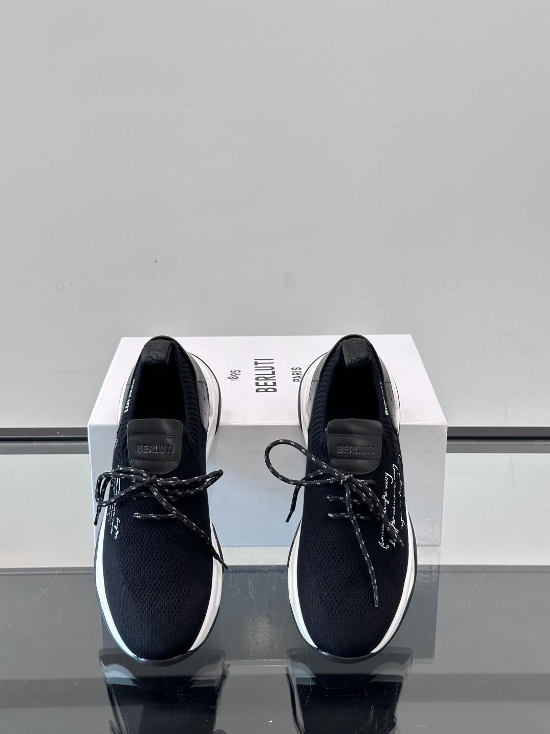 BERLUTI这款Shadow休闲鞋👟！针一体成型，像袜子一样贴合，却比运动鞋更显高级感
⭐️假绑带心机