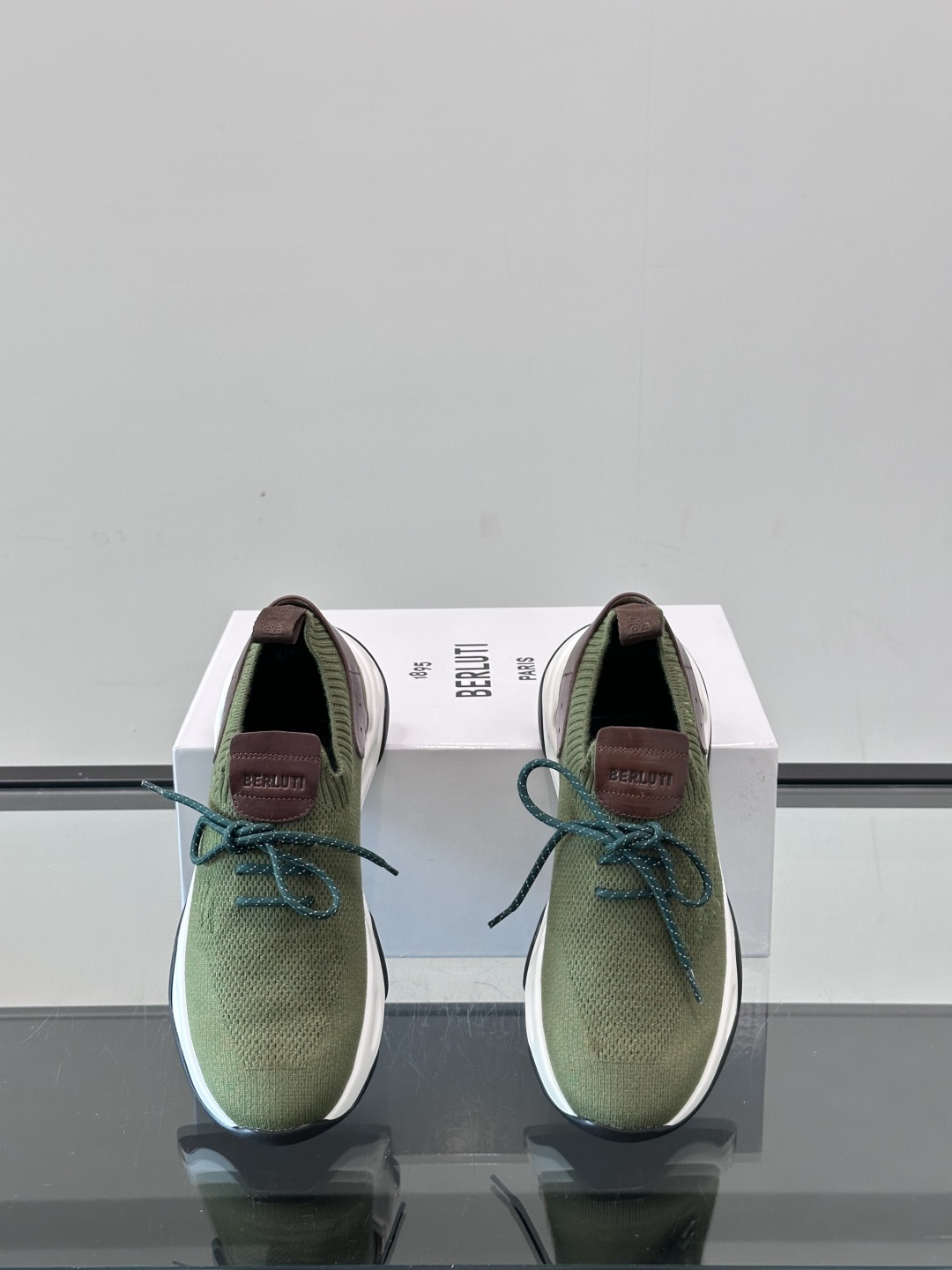 BERLUTI这款Shadow休闲鞋👟！针一体成型，像袜子一样贴合，却比运动鞋更显高级感
⭐️假绑带心机