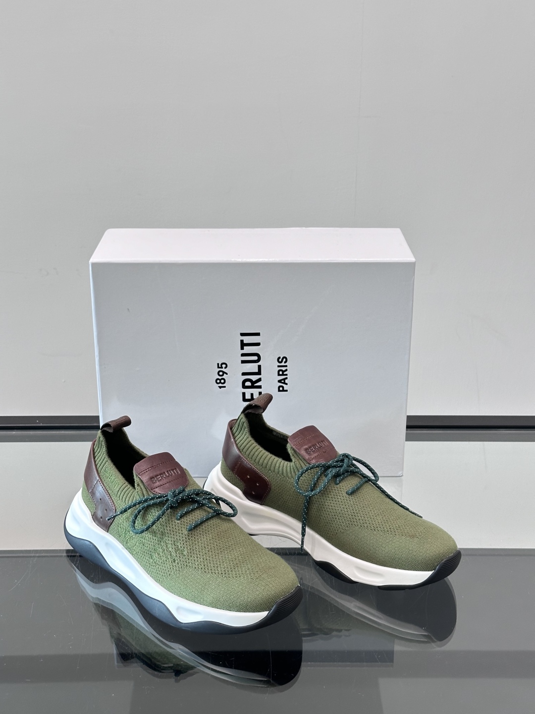 BERLUTI这款Shadow休闲鞋👟！针一体成型，像袜子一样贴合，却比运动鞋更显高级感
⭐️假绑带心机