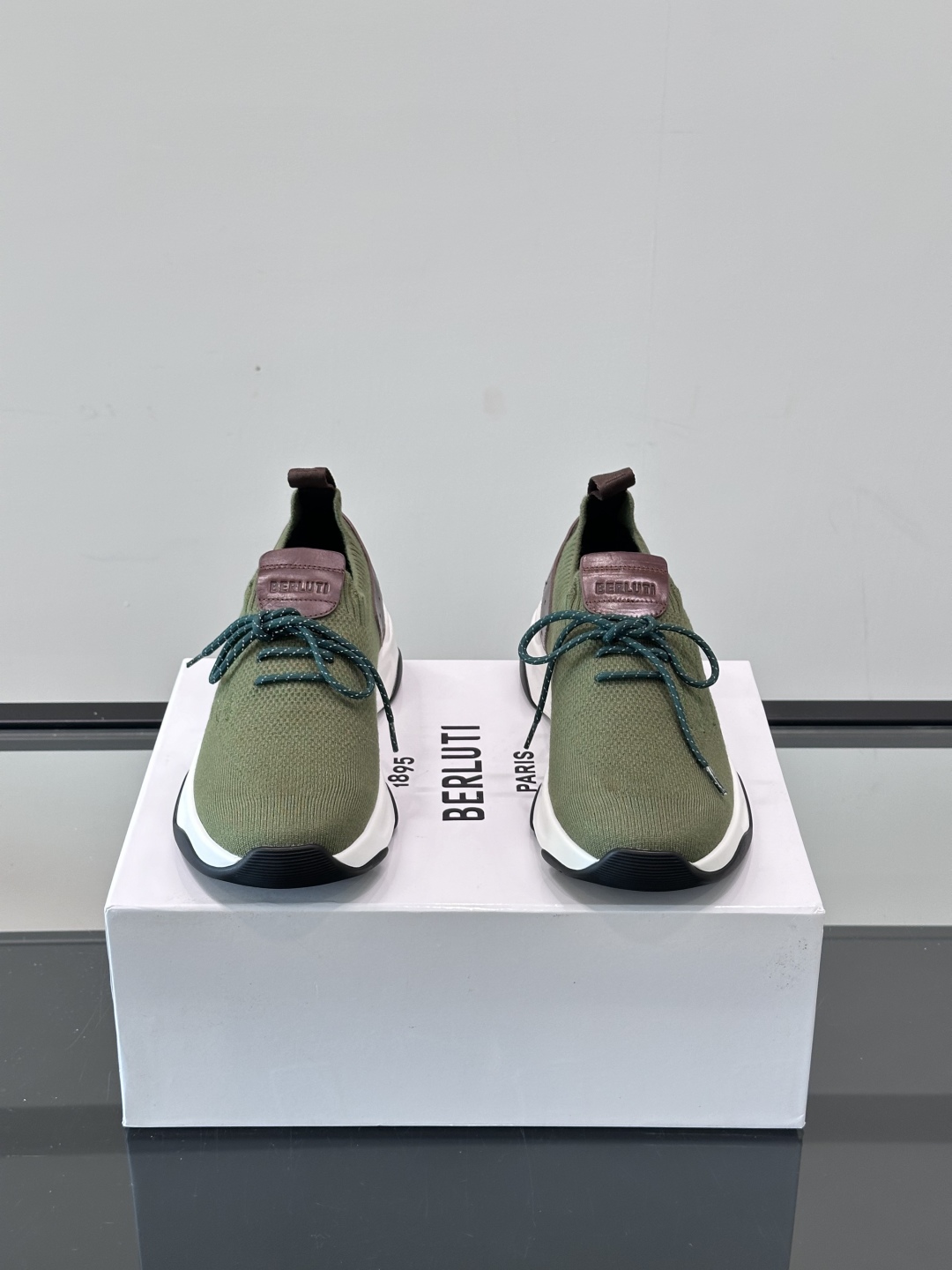 BERLUTI这款Shadow休闲鞋👟！针一体成型，像袜子一样贴合，却比运动鞋更显高级感
⭐️假绑带心机