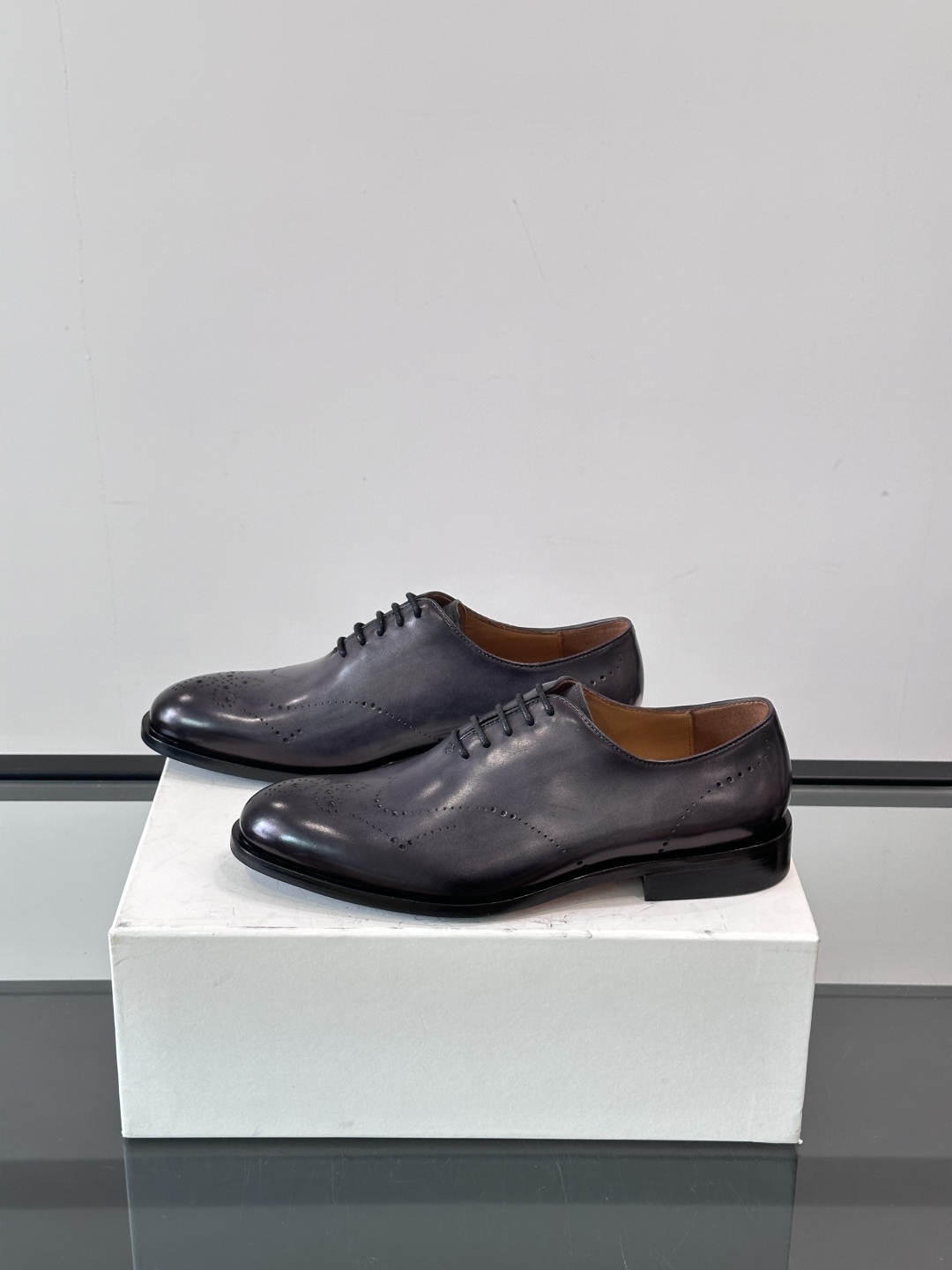 Berluti/布鲁提高端真皮大底正装皮鞋，采用进口牛皮鞋面 柔软有型，手工改色工艺，低调奢华气质，舒适