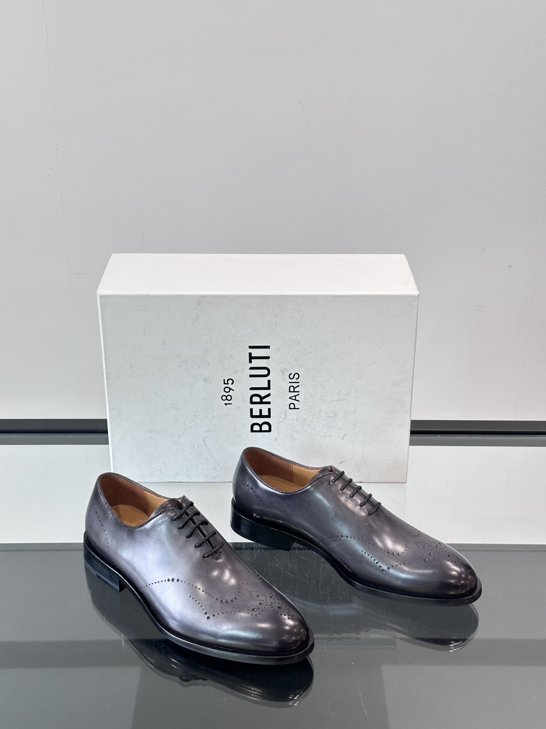Berluti/布鲁提高端真皮大底正装皮鞋，采用进口牛皮鞋面 柔软有型，手工改色工艺，低调奢华气质，舒适
